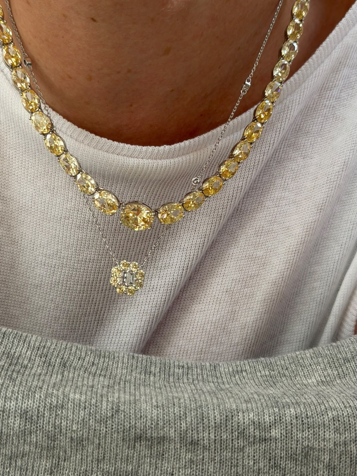 Conjunto Flor Delicada com Zircônia Cristal e Citrino em Banho de Ródio Branco