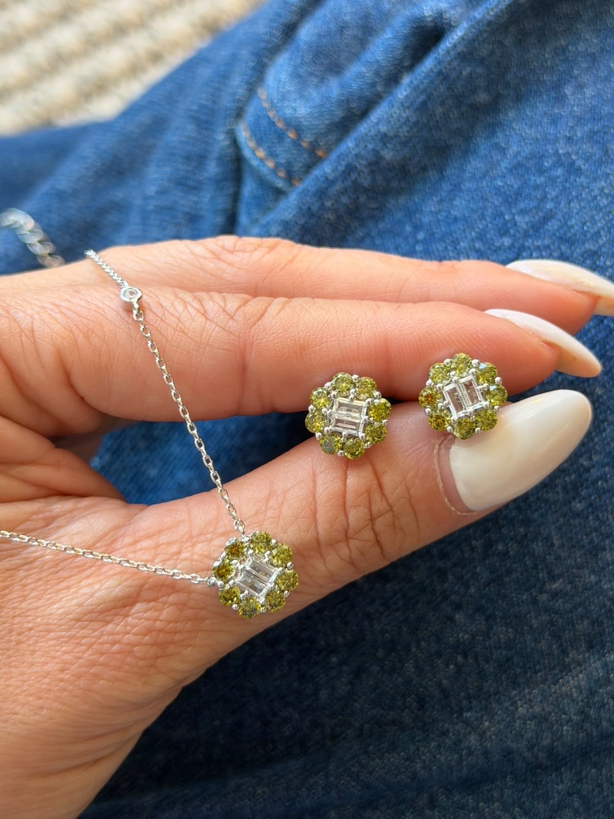 Conjunto Flor Delicada com Zircônia Cristal e Peridoto em Banho de Ródio Branco