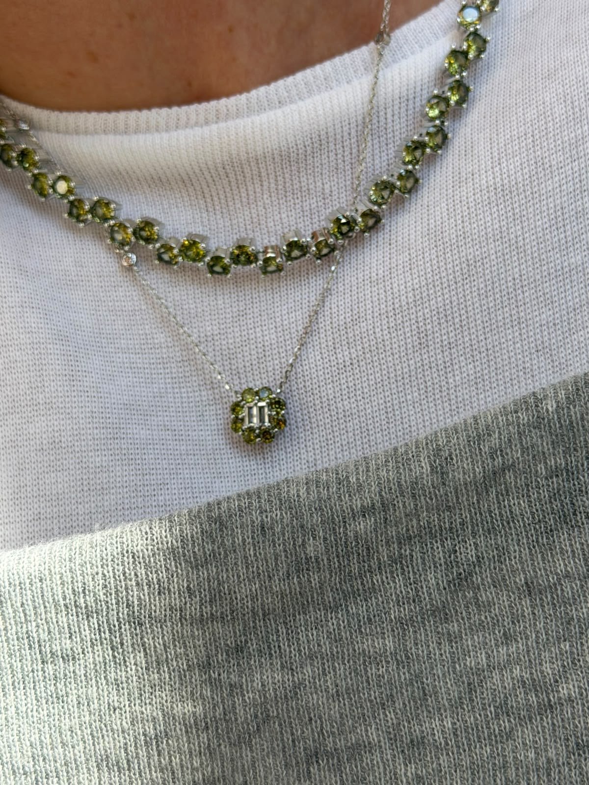 Conjunto Flor Delicada com Zircônia Cristal e Peridoto em Banho de Ródio Branco