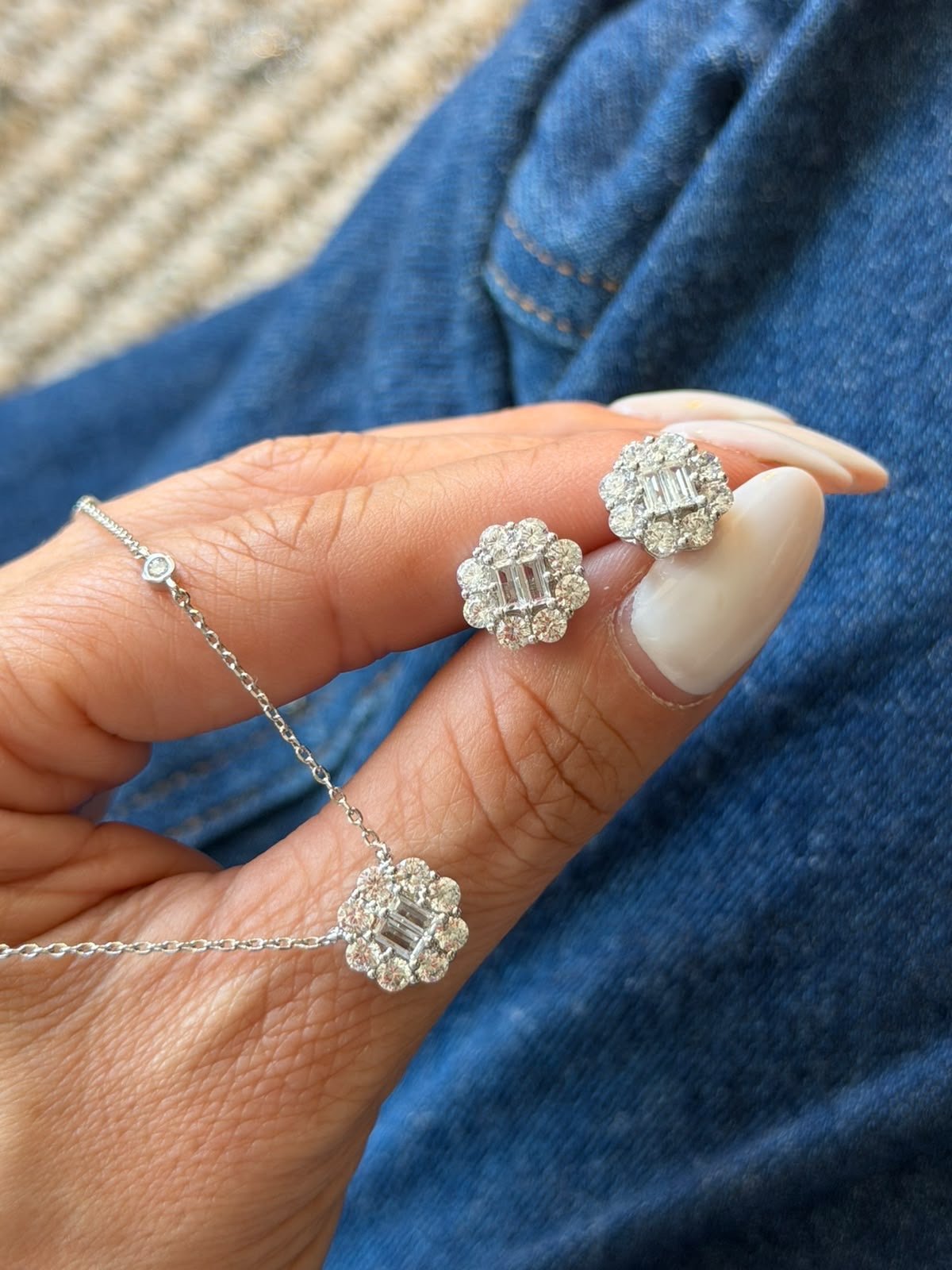 Conjunto Flor Delicada com Zircônia Cristal em Banho de Ródio Branco