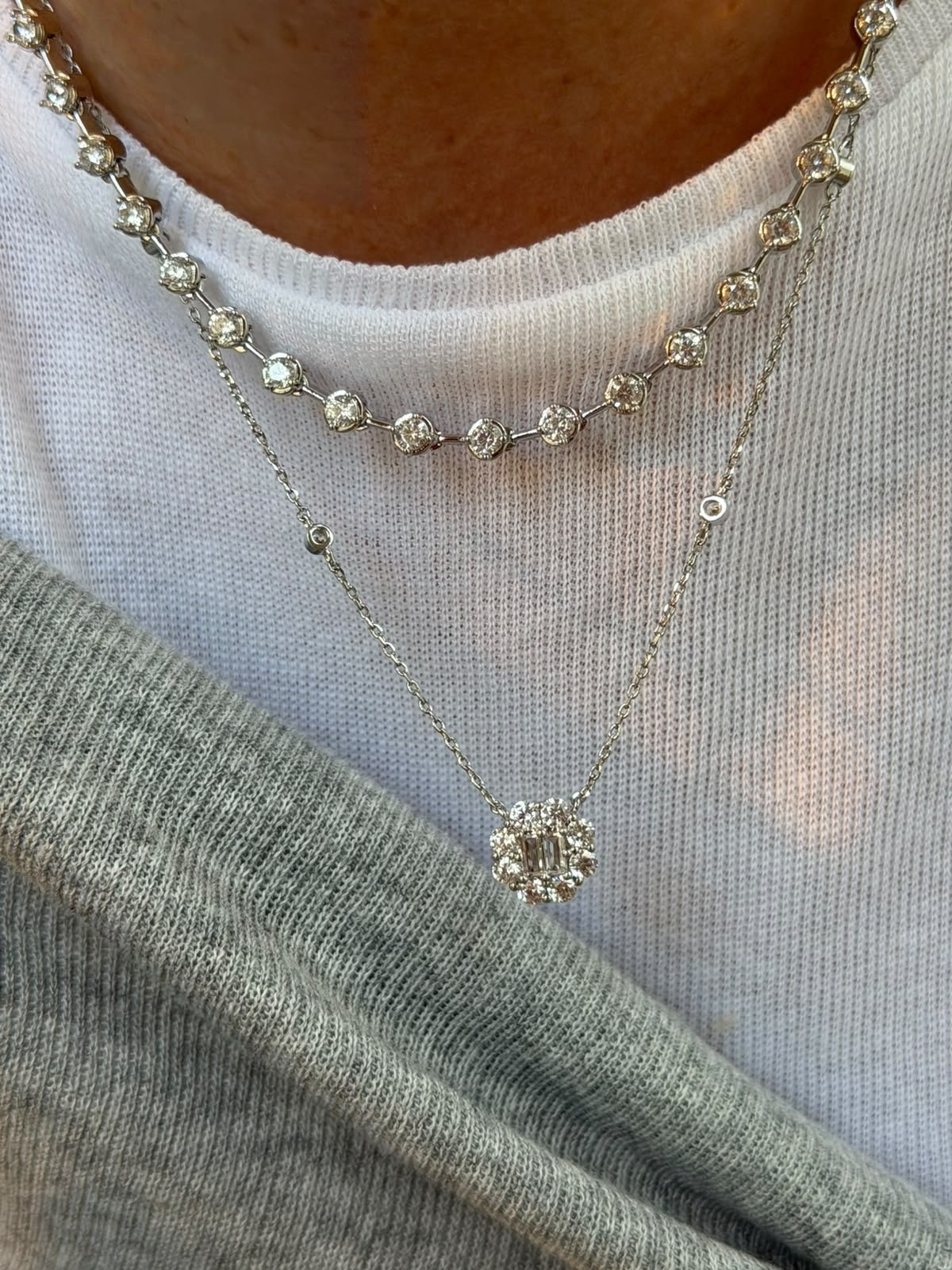 Conjunto Flor Delicada com Zircônia Cristal em Banho de Ródio Branco