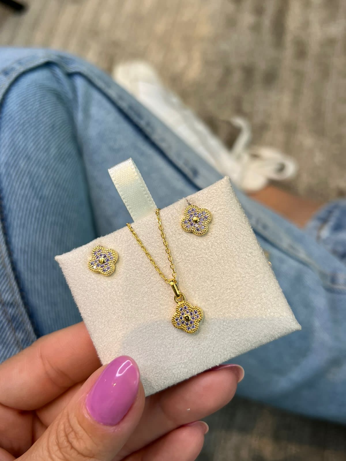 Conjunto Flor Inspired com Zircônia Lilás em Banho de Ouro