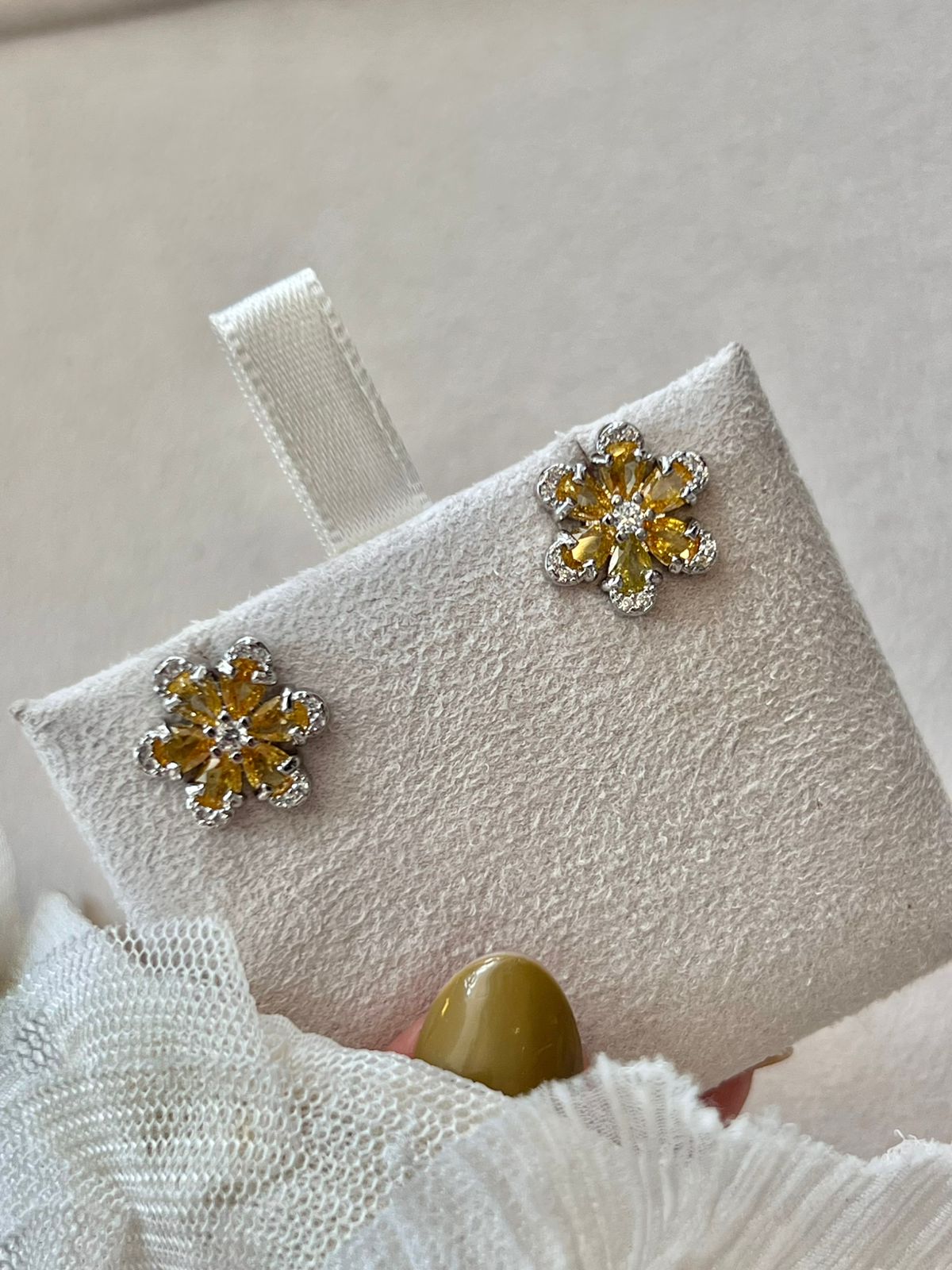 Conjunto Flores com Zircônia Cirstal e Citrino em Banho de Ródio Branco