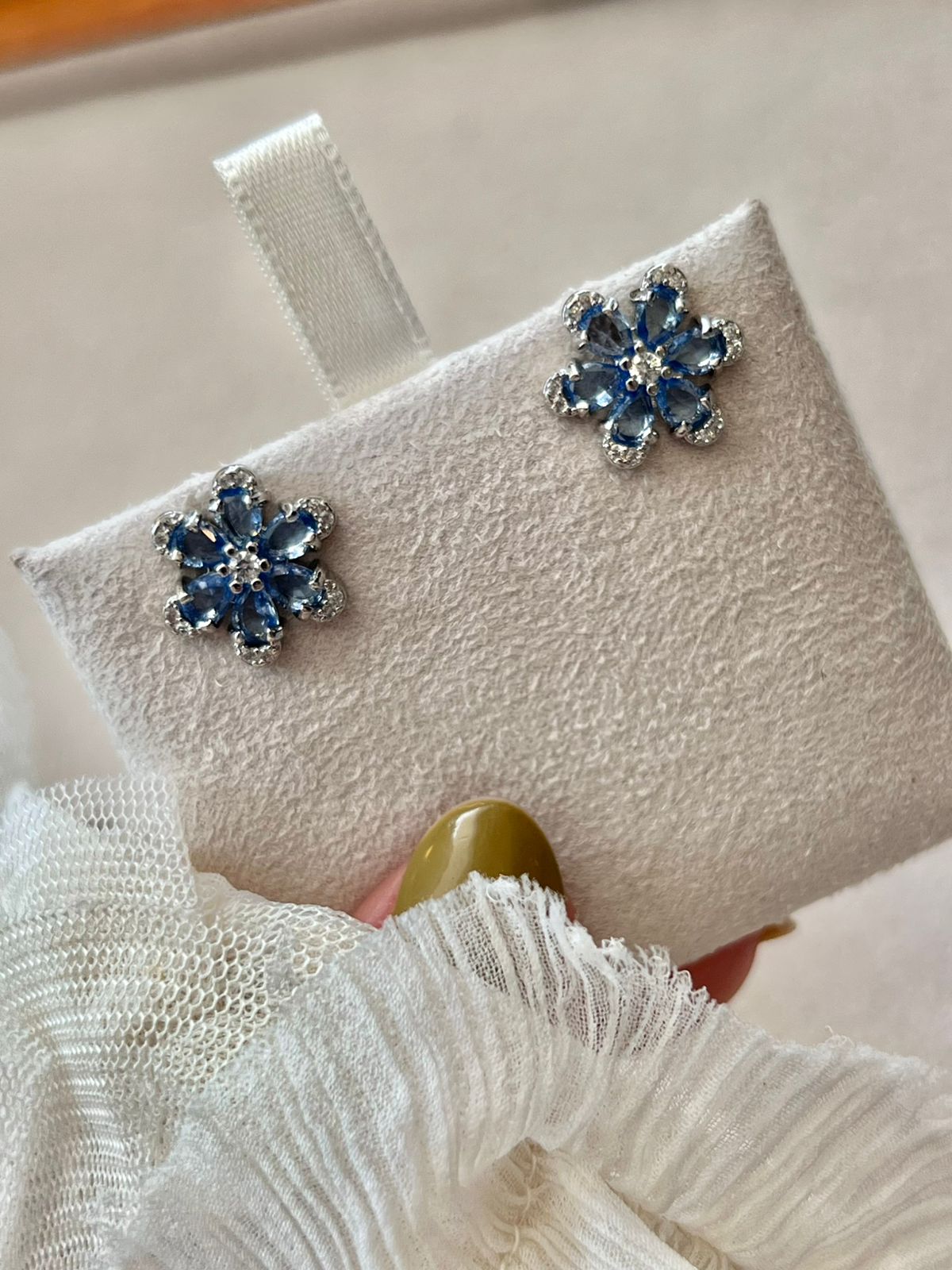 Conjunto Flores com Zircônia Cristal e Azul em Banho de Ródio Branco