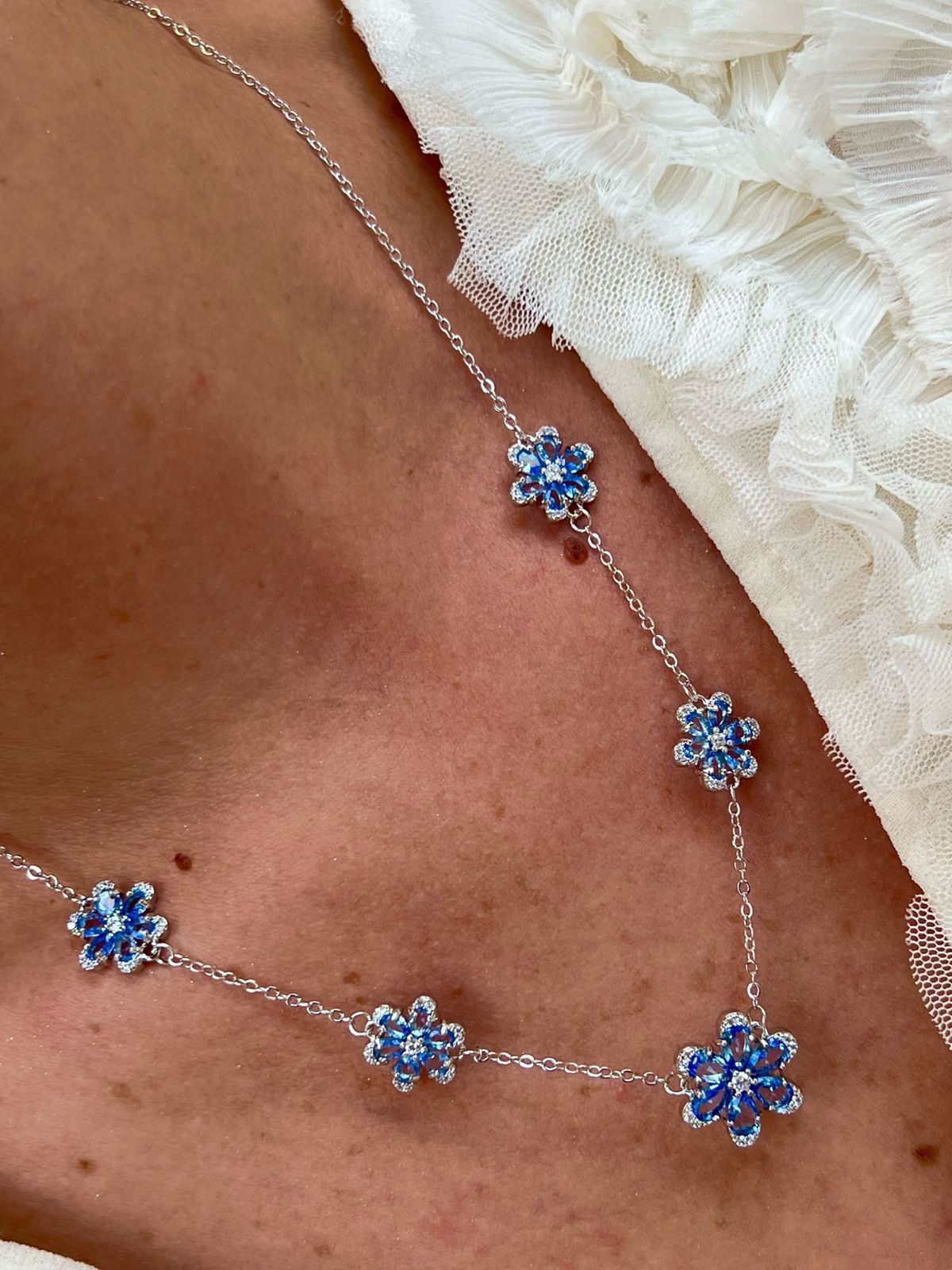 Conjunto Flores com Zircônia Cristal e Azul em Banho de Ródio Branco