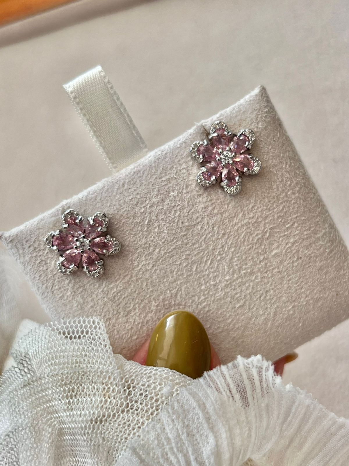 Conjunto Flores com Zircônia Cristal e Rosa em Banho de Ródio Branco