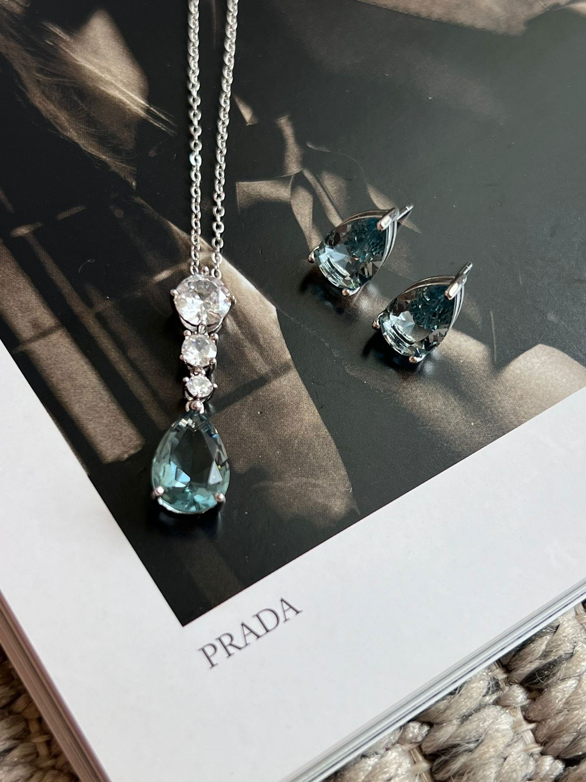 Conjunto Gota com Zircônia Cristal e Azul Fumê em Banho em Ródio Branco