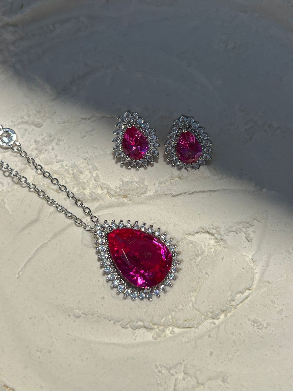 Conjunto Gota com Zircônia Cristal e Espinélio Rosa em Banho de Ródio Branco