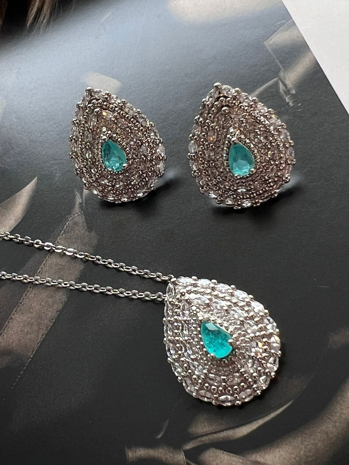 Conjunto Gota com Zircônia Cristal e Fusion Esmeralda Colombiana em Banho de Ródio Branco