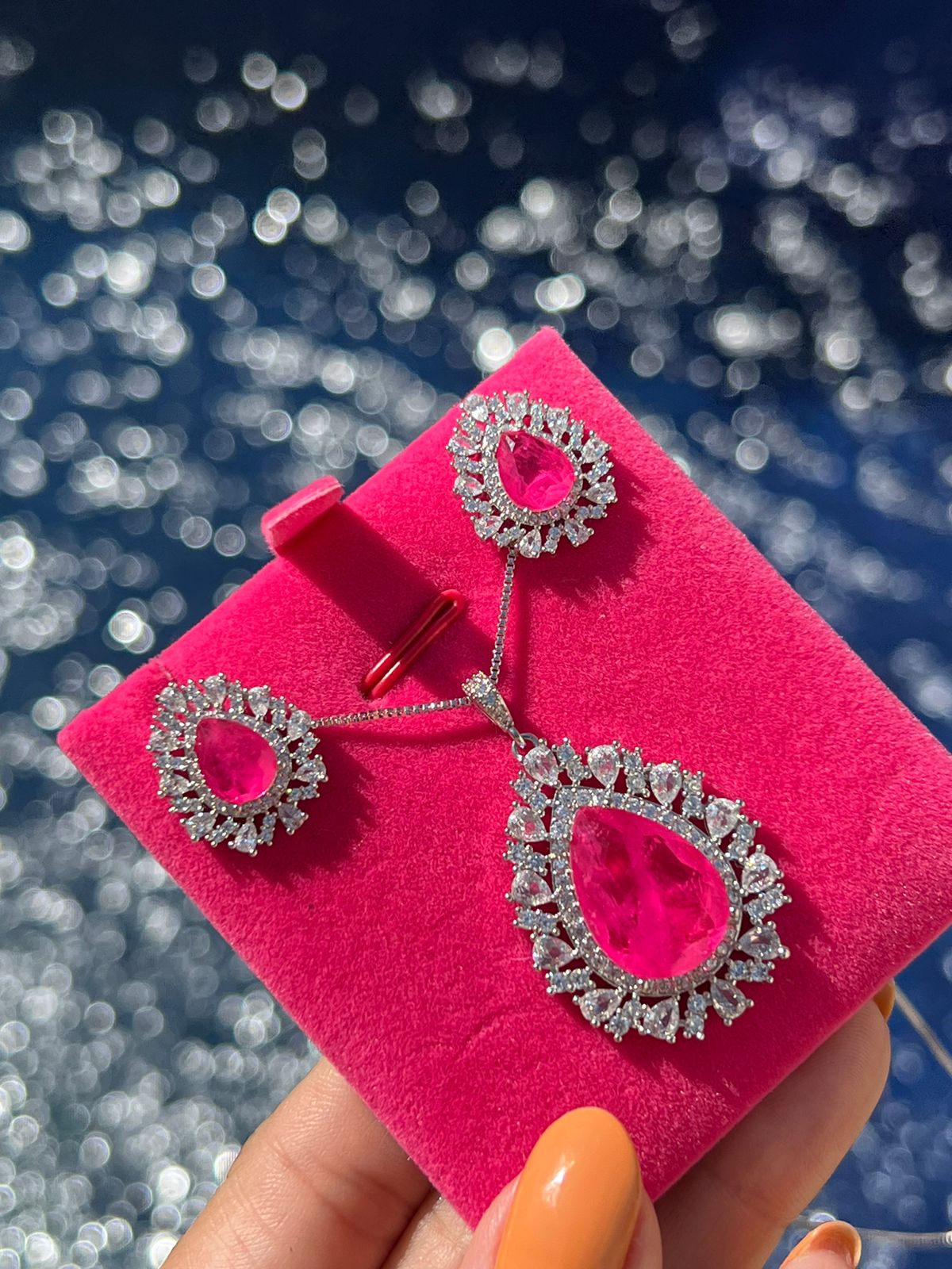 Conjunto Gota com Zircônia Cristal e Fusion Pink em Banho Ródio Branco