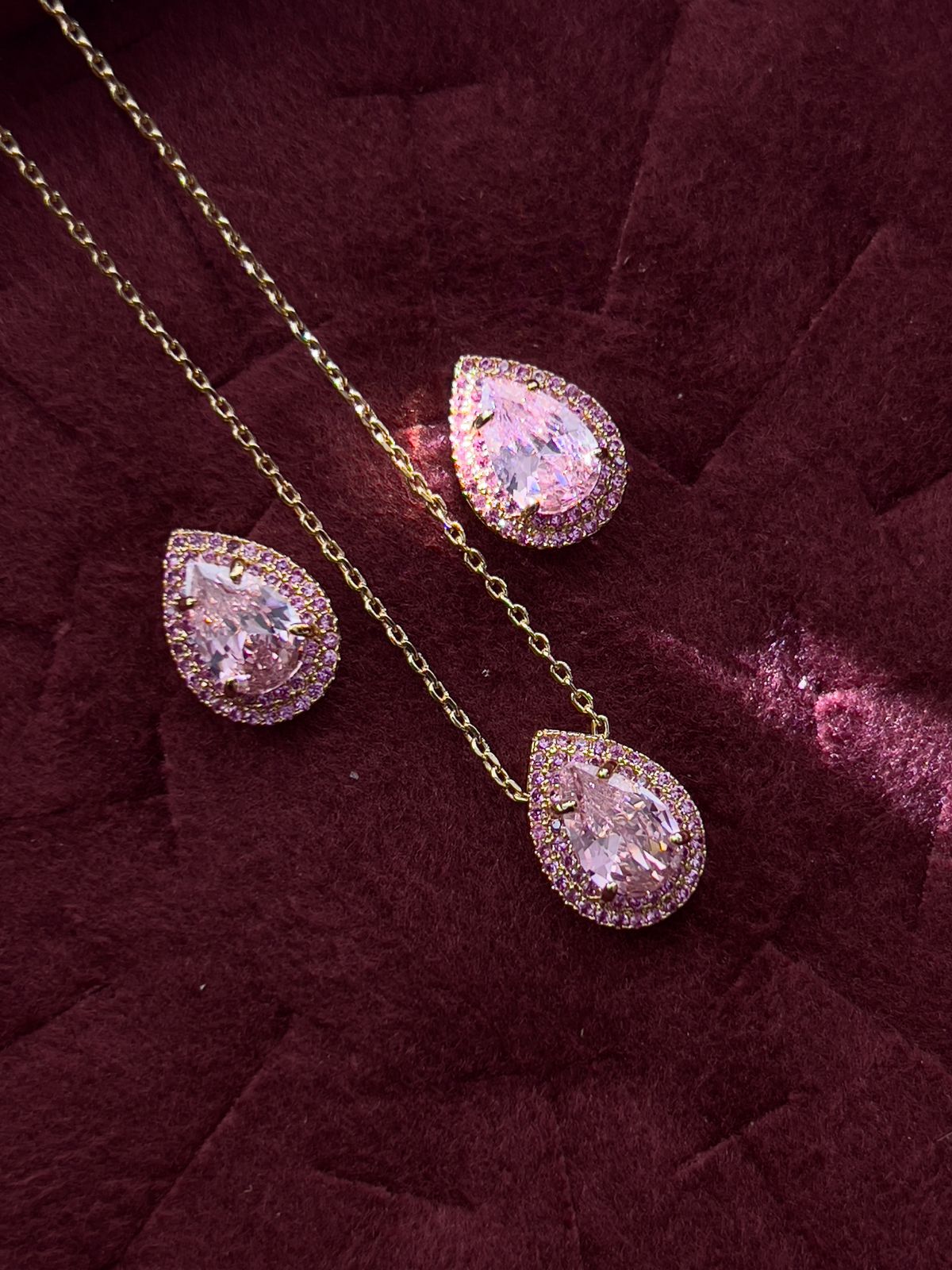Conjunto Gota com Zircônia Rosa Claro em Banho de Ouro