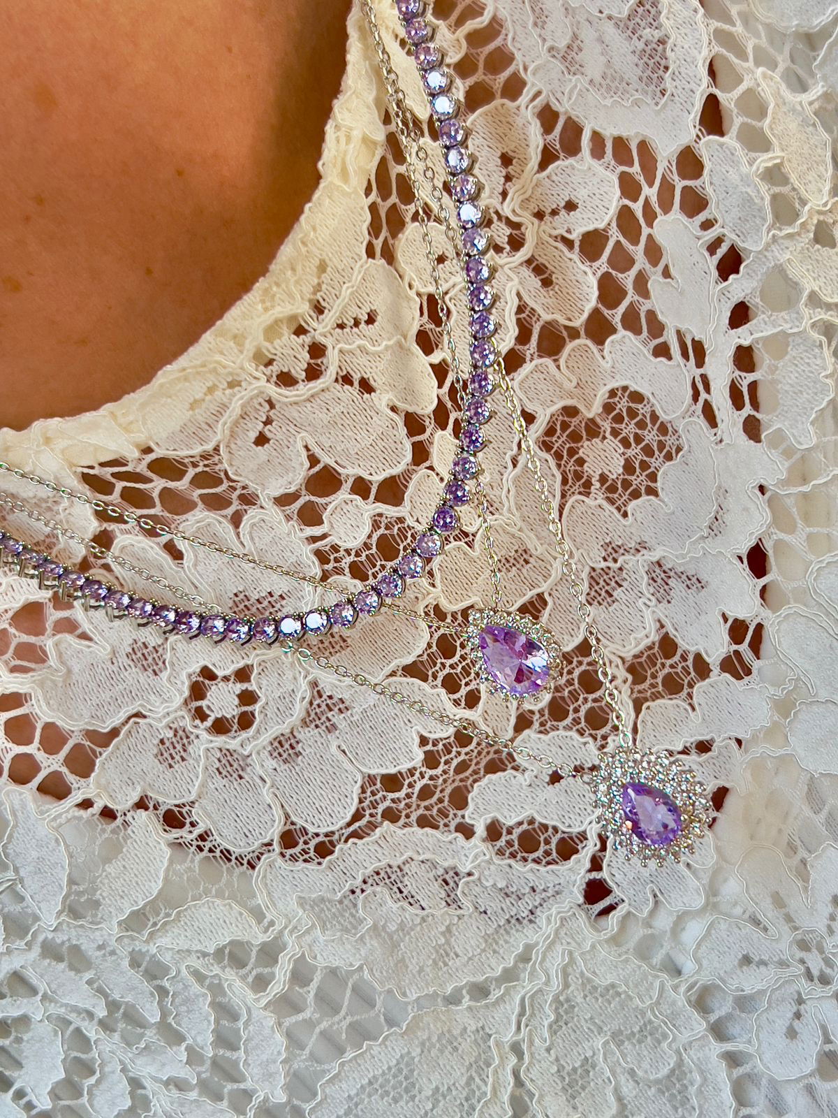 Conjunto Gota Zircônia Cristal e Kunzita Lílas em Banho de Ródio Branco