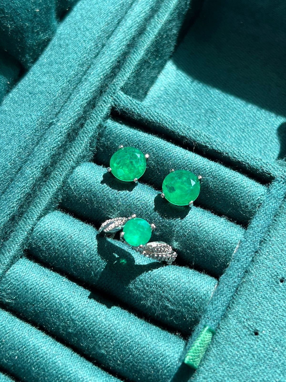 Conjunto Grace Anel e Brinco com Zircônia Cristal e Fusion Verde Esmeralda em Banho de Ródio Branco