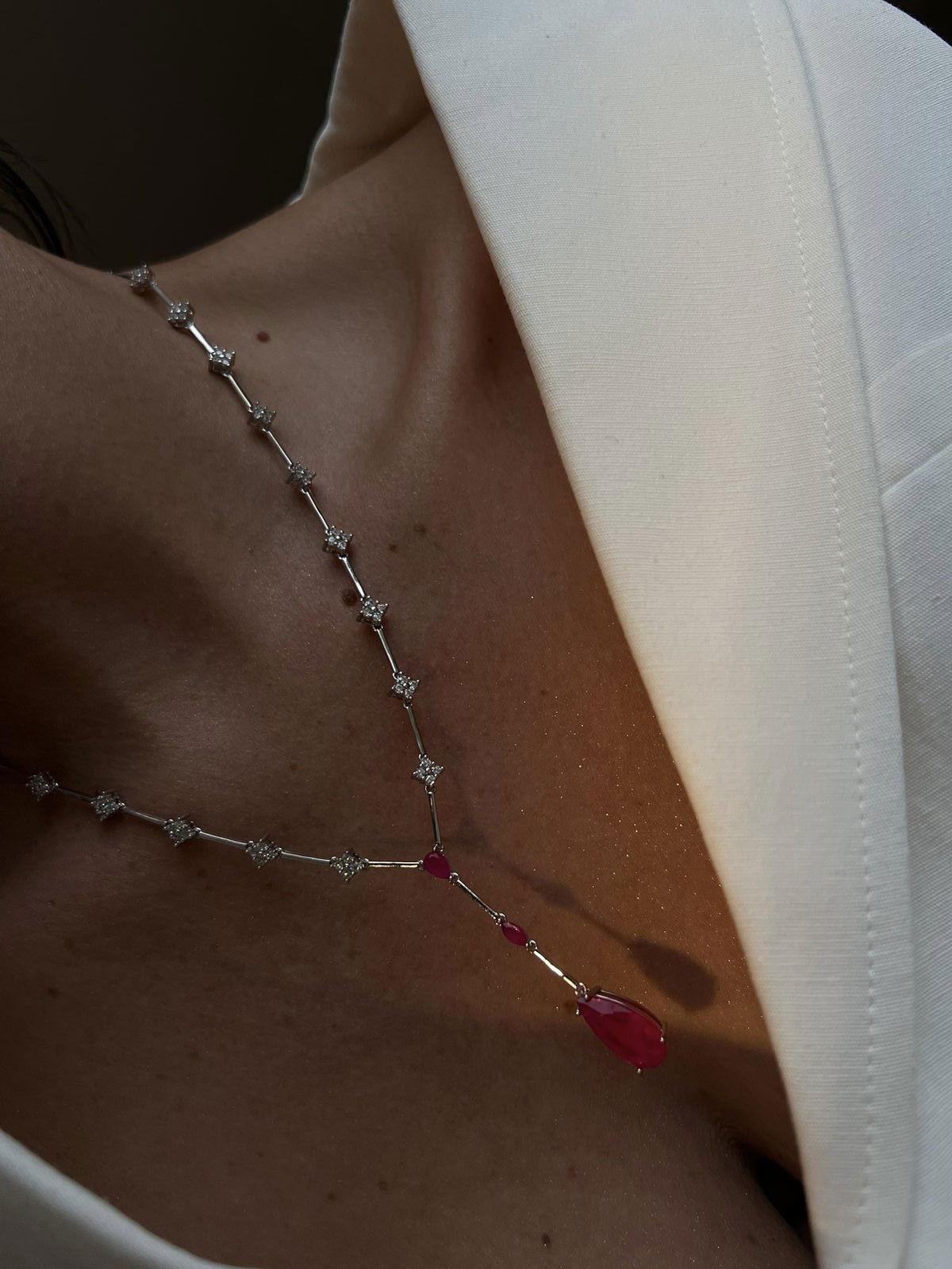 Conjunto Gravata com Zircônia Cristal e Fusion Safira Rosa em Banho de Ródio Branco