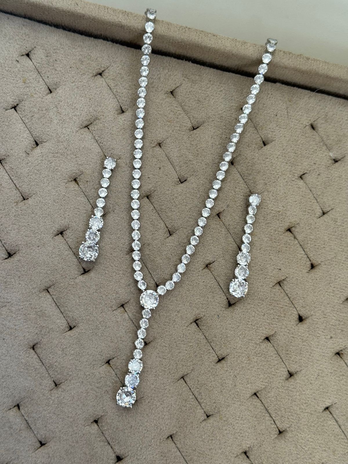 Conjunto Gravata com Zircônia Cristal (Fecho Joia) emBanho de Ródio Branco