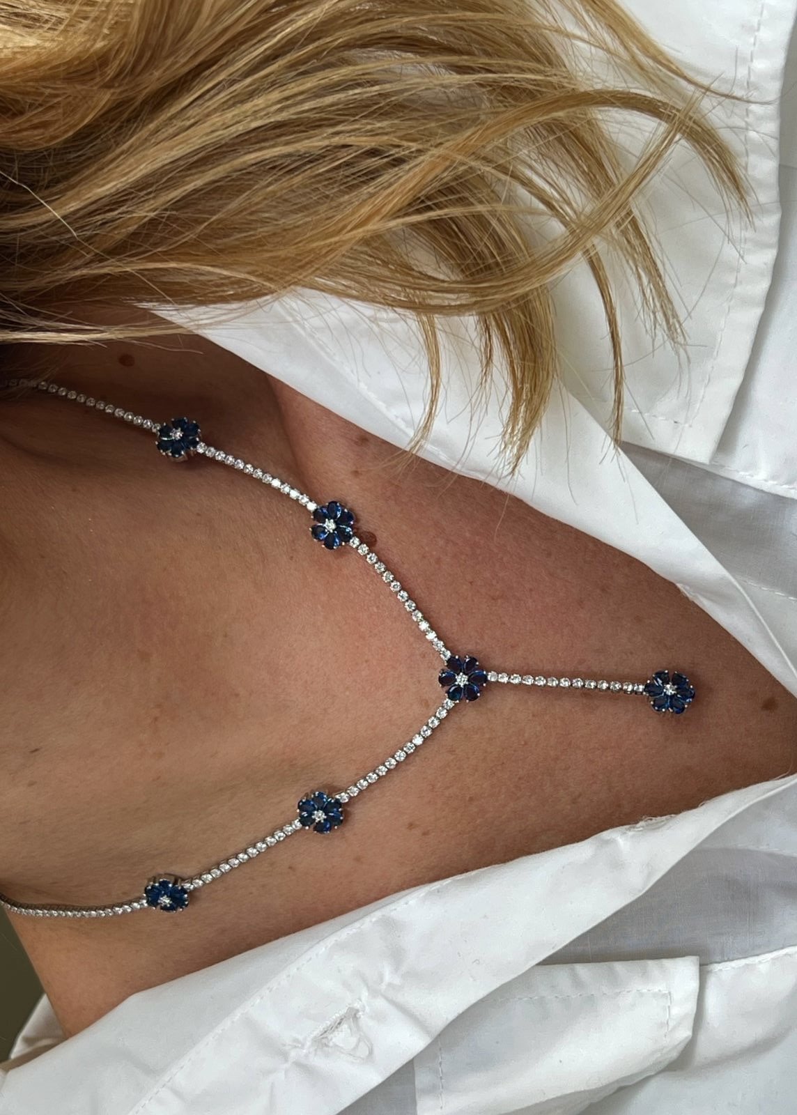 Conjunto Gravatinha Flor com Zircônia Cristal e Azul (Fecho Joia) Ródio Branco