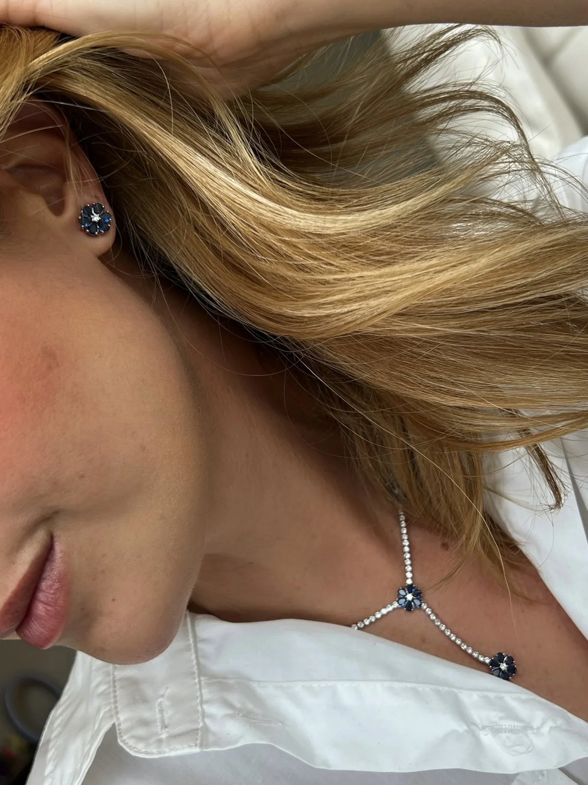 Conjunto Gravatinha Flor com Zircônia Cristal e Azul (Fecho Joia) Ródio Branco