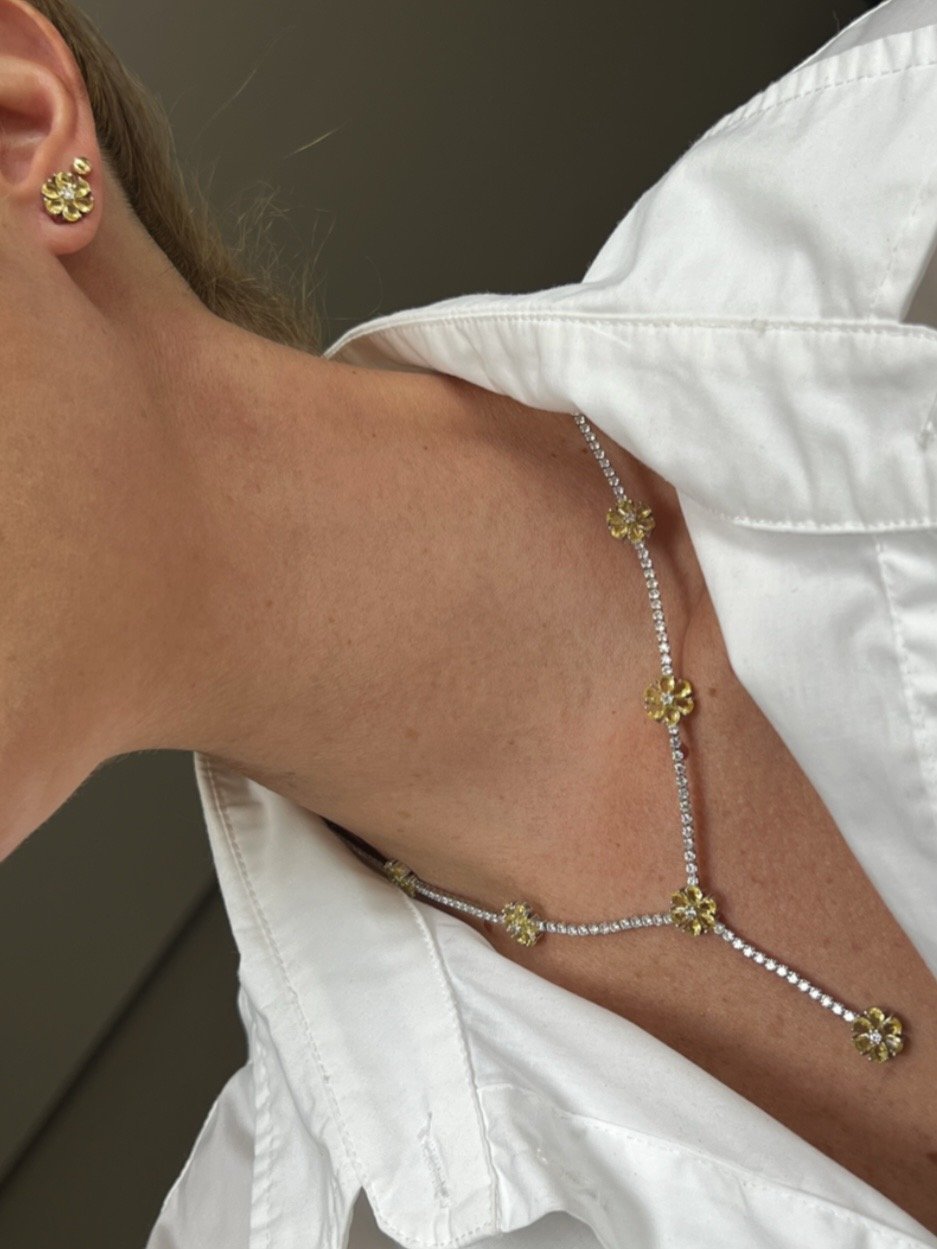 Conjunto Gravatinha Flor com Zircônia Cristal e Citrino (Fecho Joia) Ródio Branco