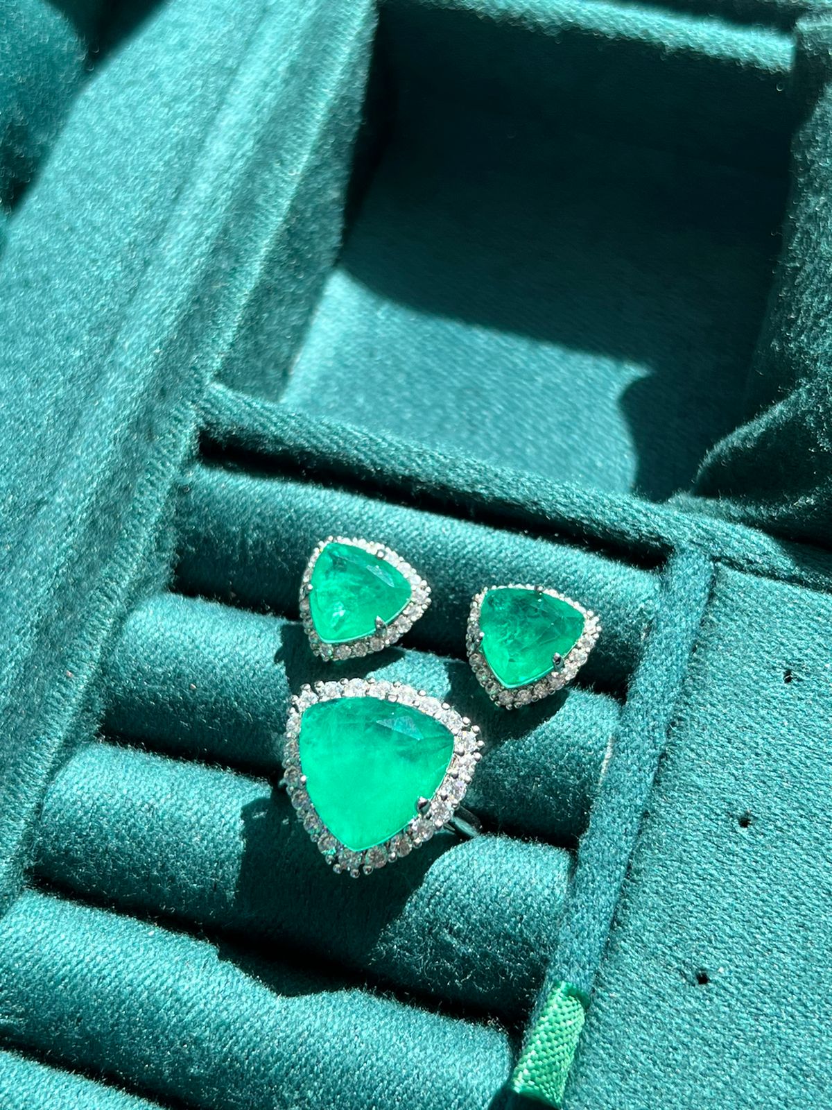 Conjunto Isabel Anel e Brinco com Zircônia Cristal e Fusion Verde Esmeralda em Banho de Ródio Branco