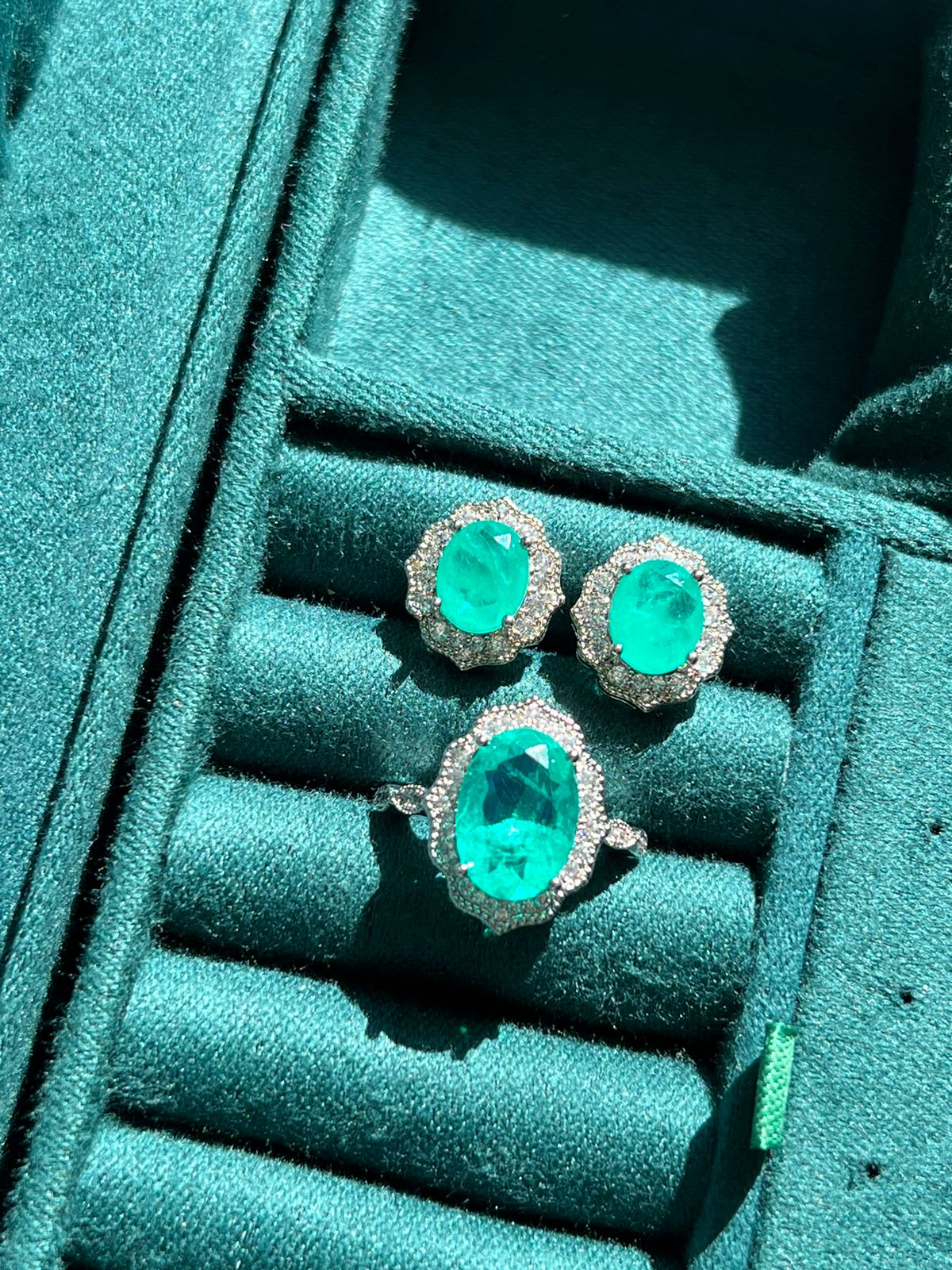 Conjunto Kate Anel e Brinco com Zircônia Cristal e Fusion Esmeralda Colombiana em Banho de Ródio Branco