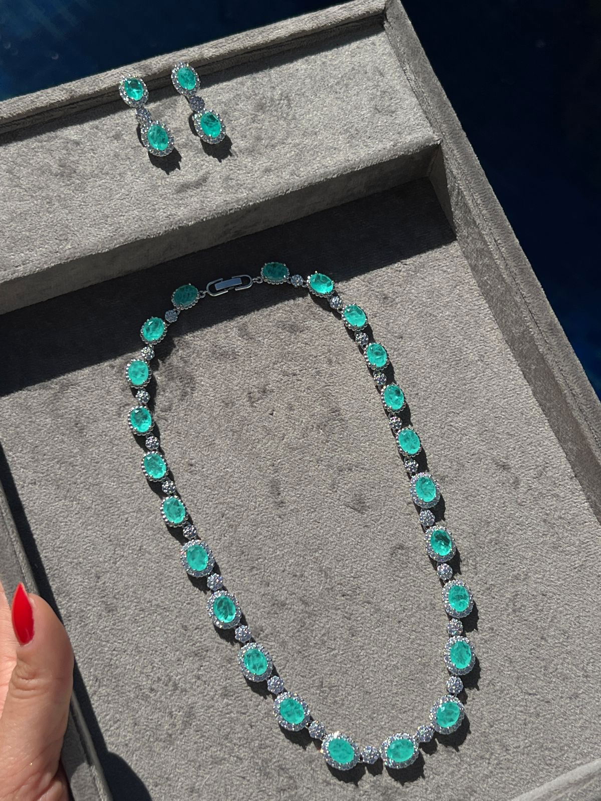 Conjunto Luxo Oval com Zircônia Cristal e Fusion Esmeralda Colombiana (Fecho joia)em Banho de Ródio Branco