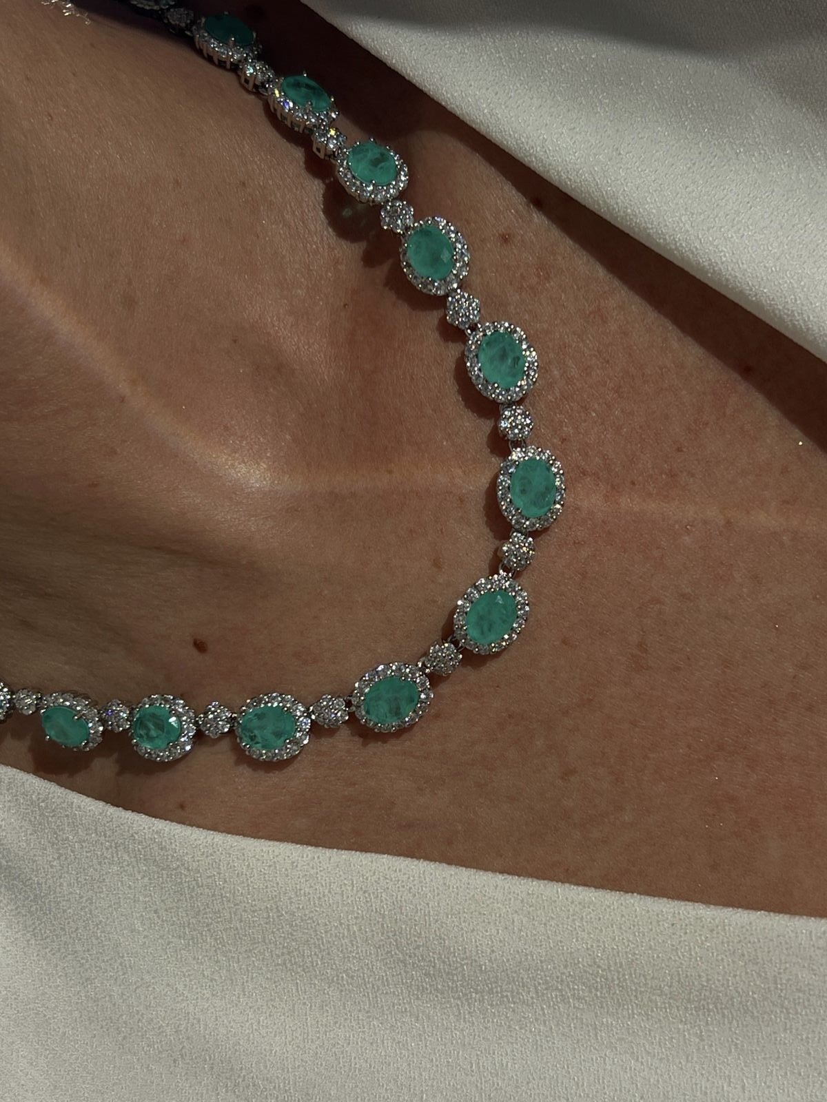 Conjunto Luxo Oval com Zircônia Cristal e Fusion Esmeralda Colombiana (Fecho joia)em Banho de Ródio Branco