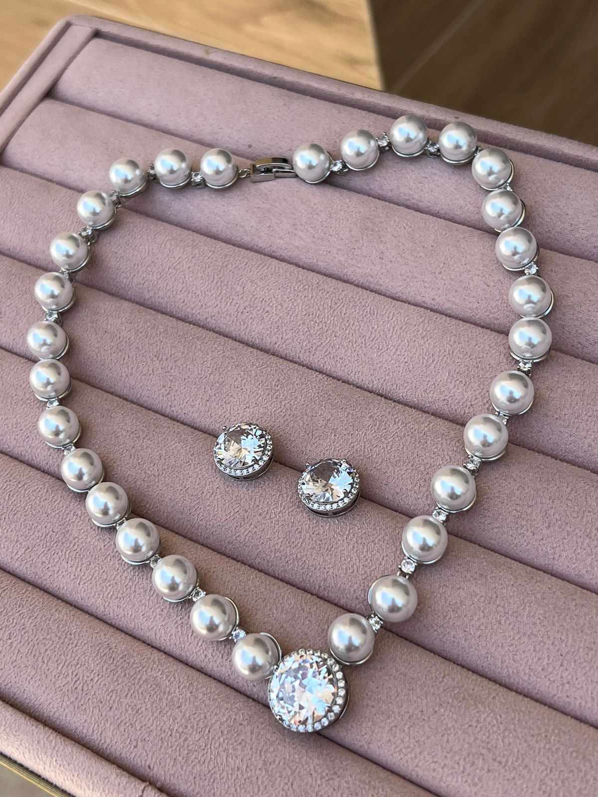 Conjunto Luxo Zircônia Cristal e Pérola Shell (Fecho Joia) em Banho de Ródio Branco