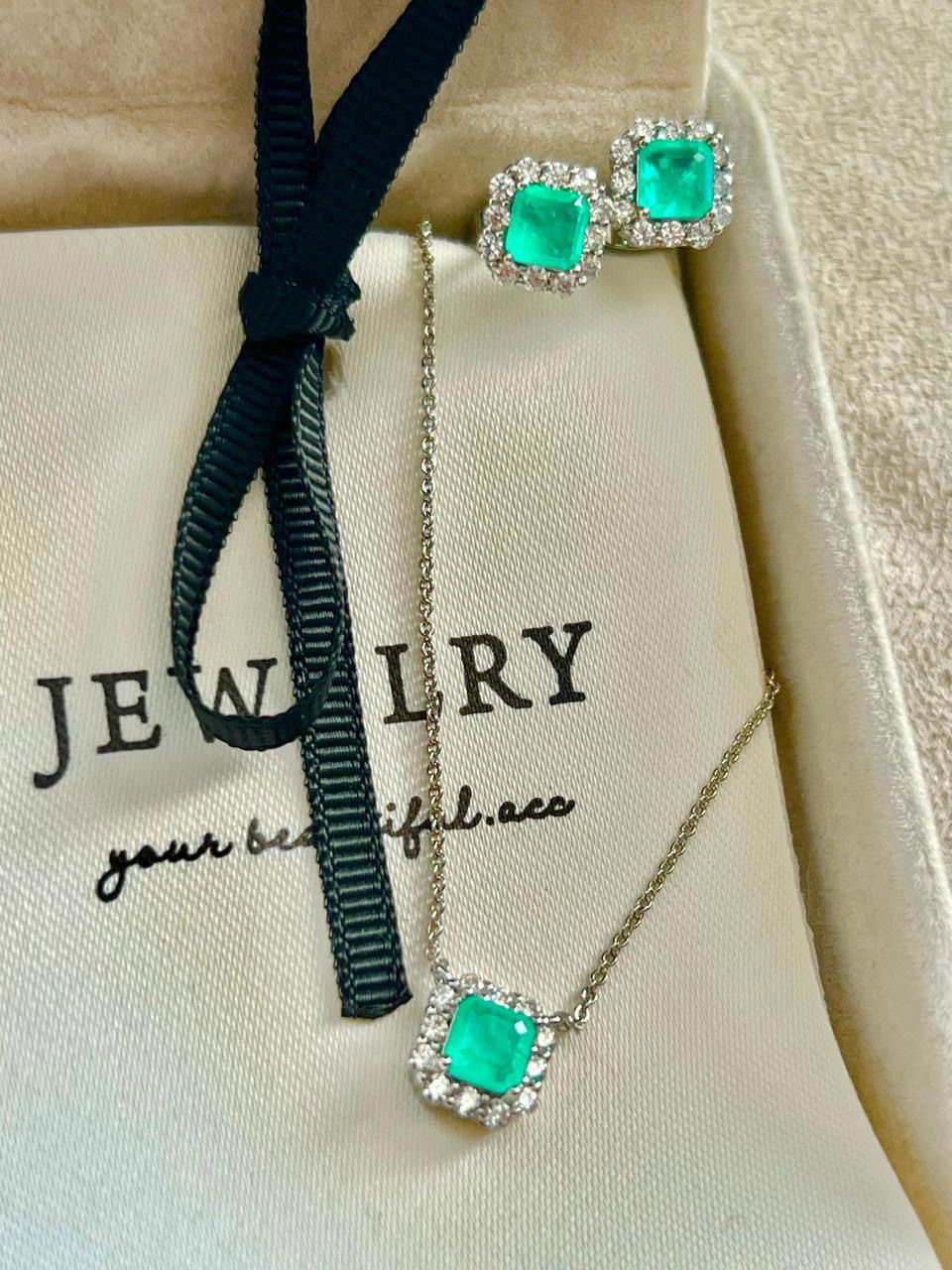 Conjunto Mini Quadrado com Zircônia Cristal e Fusion Esmeralda Colombiana em Banho de Ródio Branco