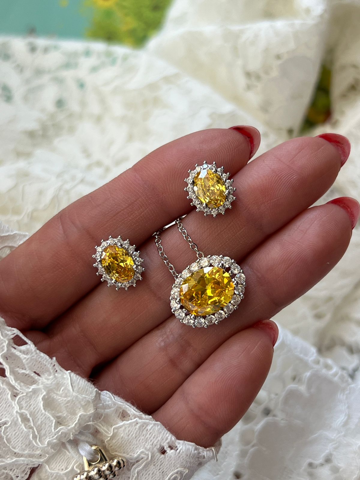 Conjunto Oval com Zircônia Cristal e Citrino em Banho de Ródio Branco