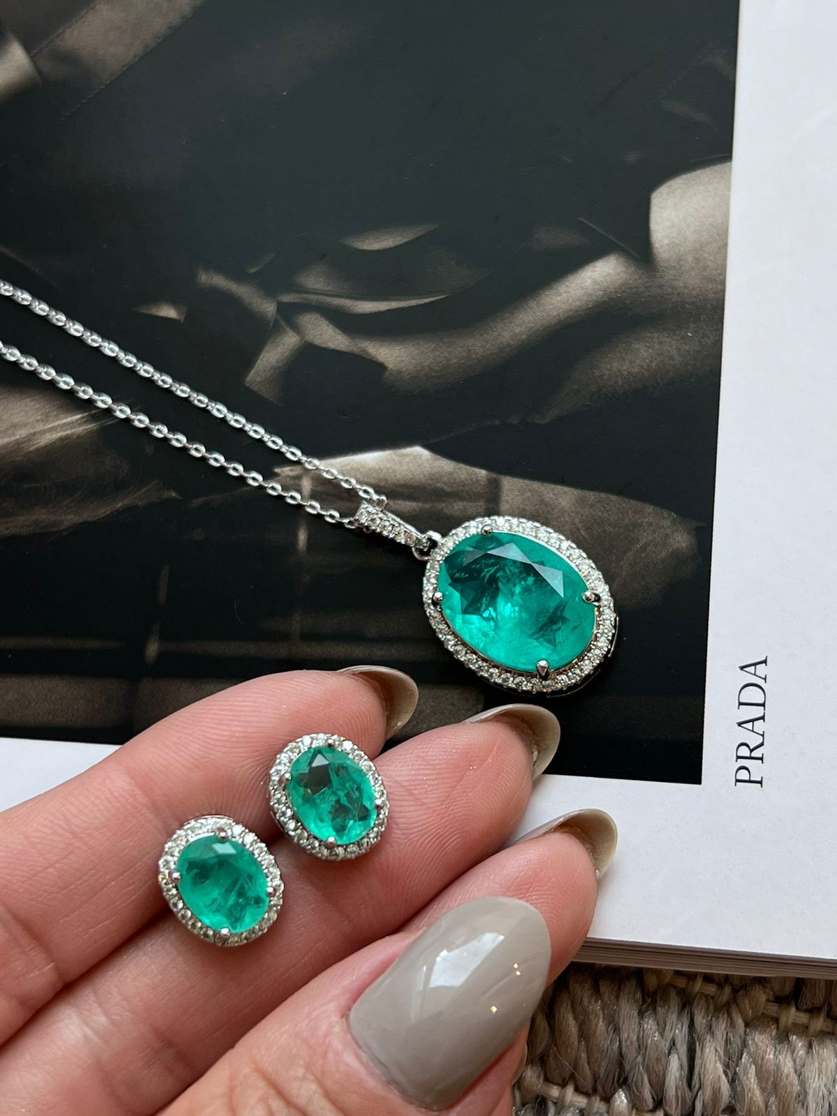 Conjunto Oval com Zircônia Cristal e Fusion Esmeralda Colombiana em Banho de Ródio Branco