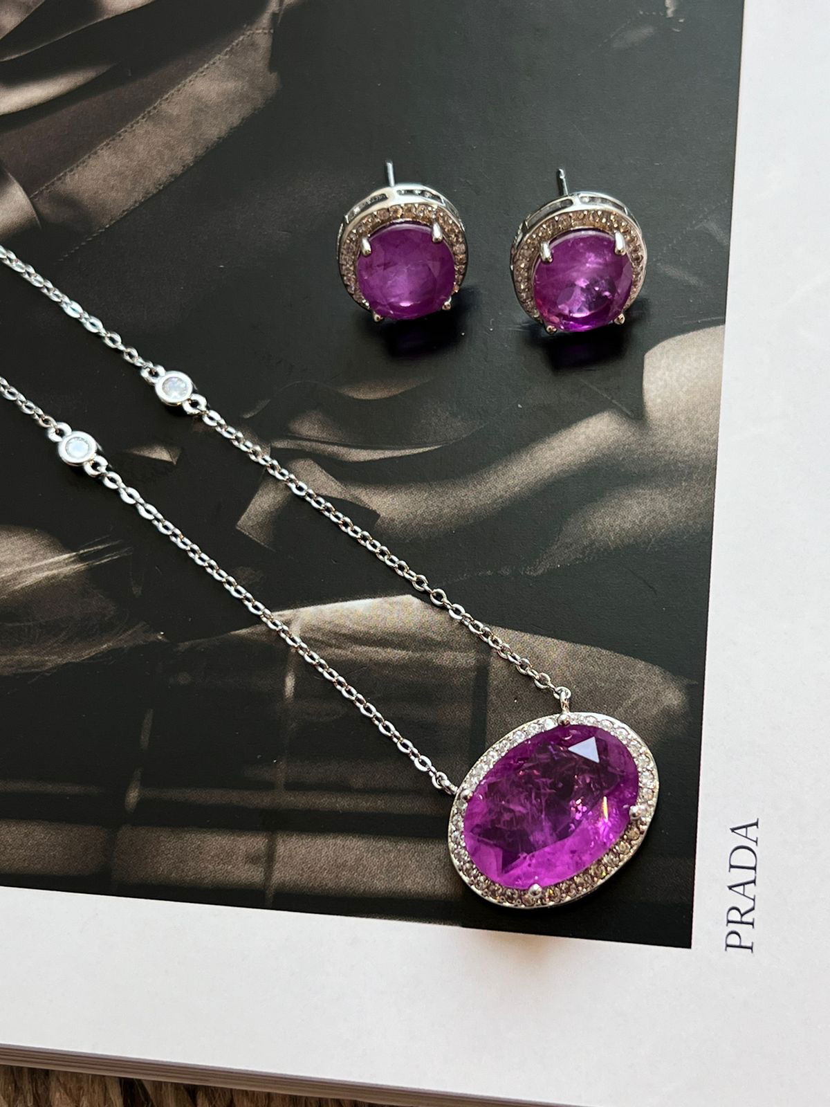 Conjunto Oval com Zircônia Cristal e Fusion Fuscia em Banho de Ródio Branco