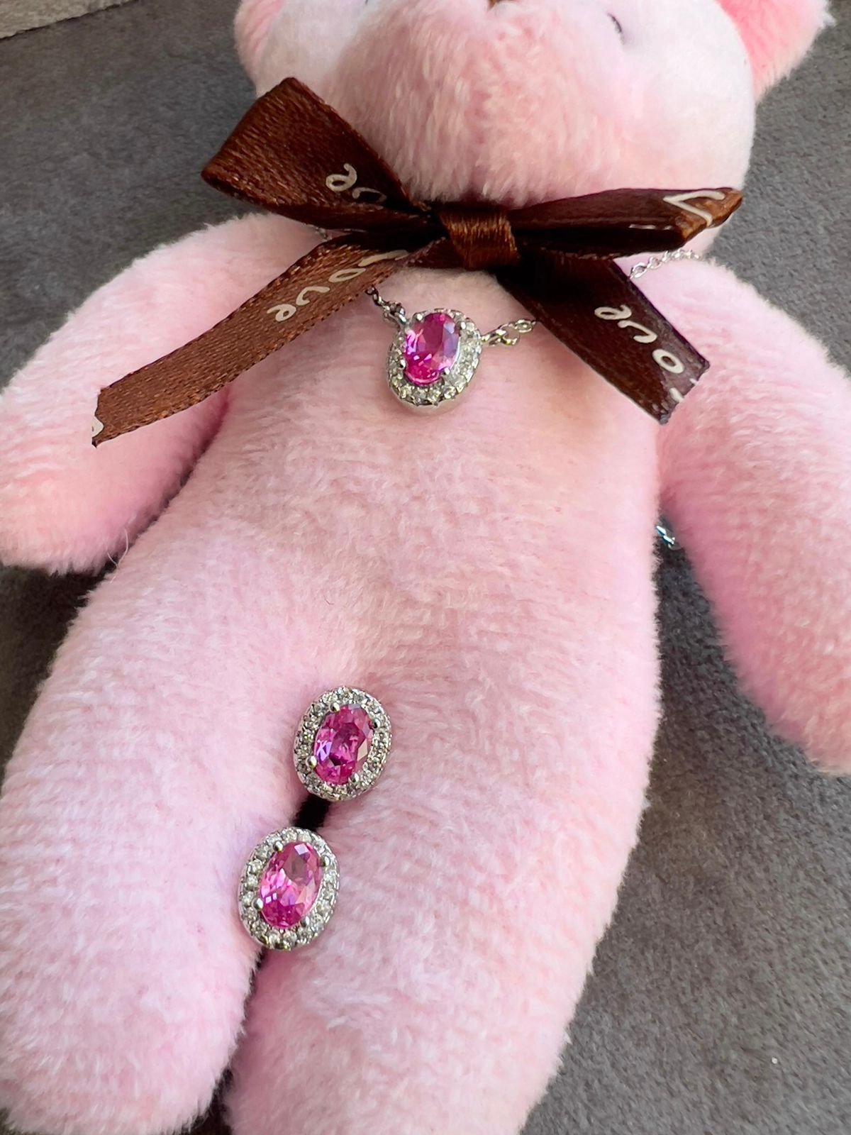 Conjunto Oval com Zircônia Cristal e Rosa Pink em Banho de Ródio Branco