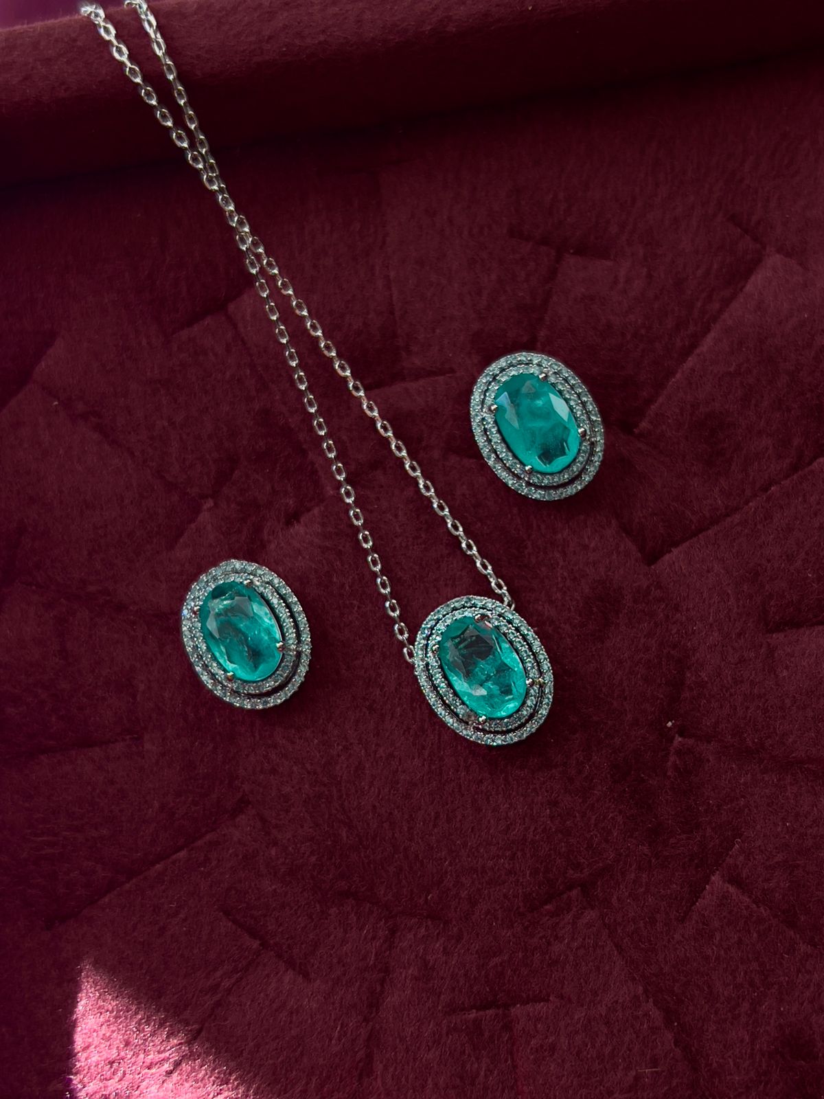 Conjunto Oval com Zircônia e Fusion Esmeralda Colombiana em Banho de Ródio Branco