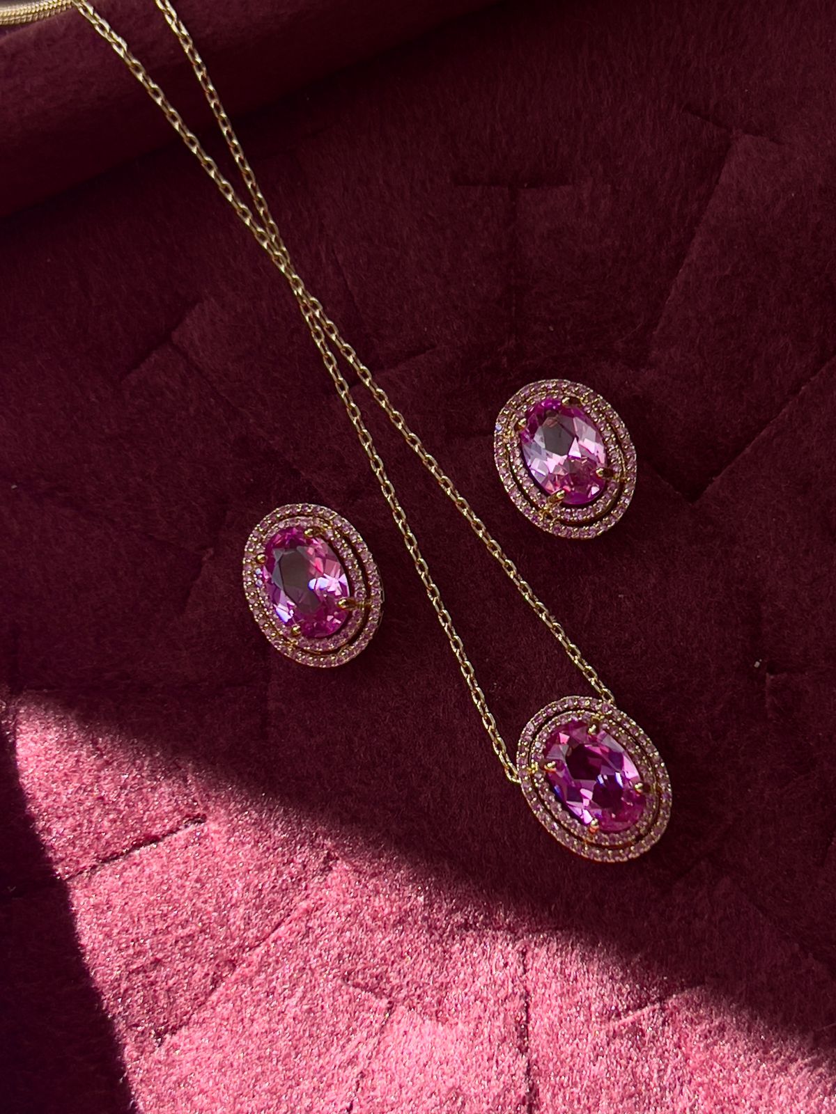 Conjunto Oval com Zircônia Rosa em Banho de Ouro