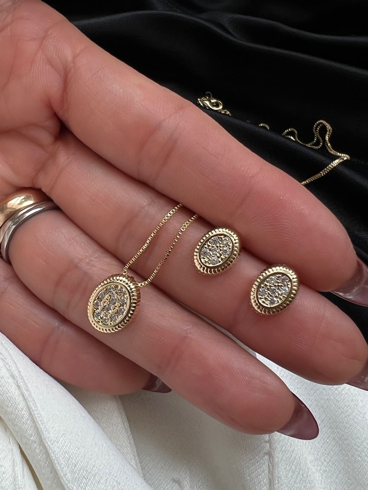 Conjunto Pavê Oval com Zircônia Cristal em Banho de Ouro