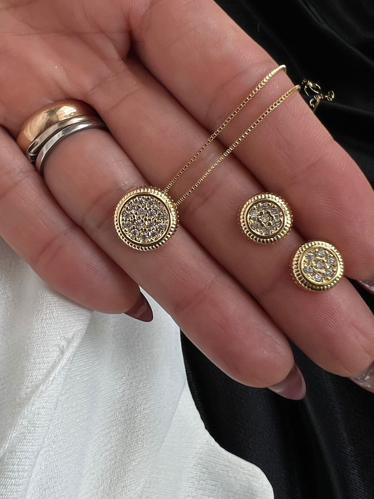 Conjunto Pavê Redondo com Zircônia Cristal em Banho de Ouro