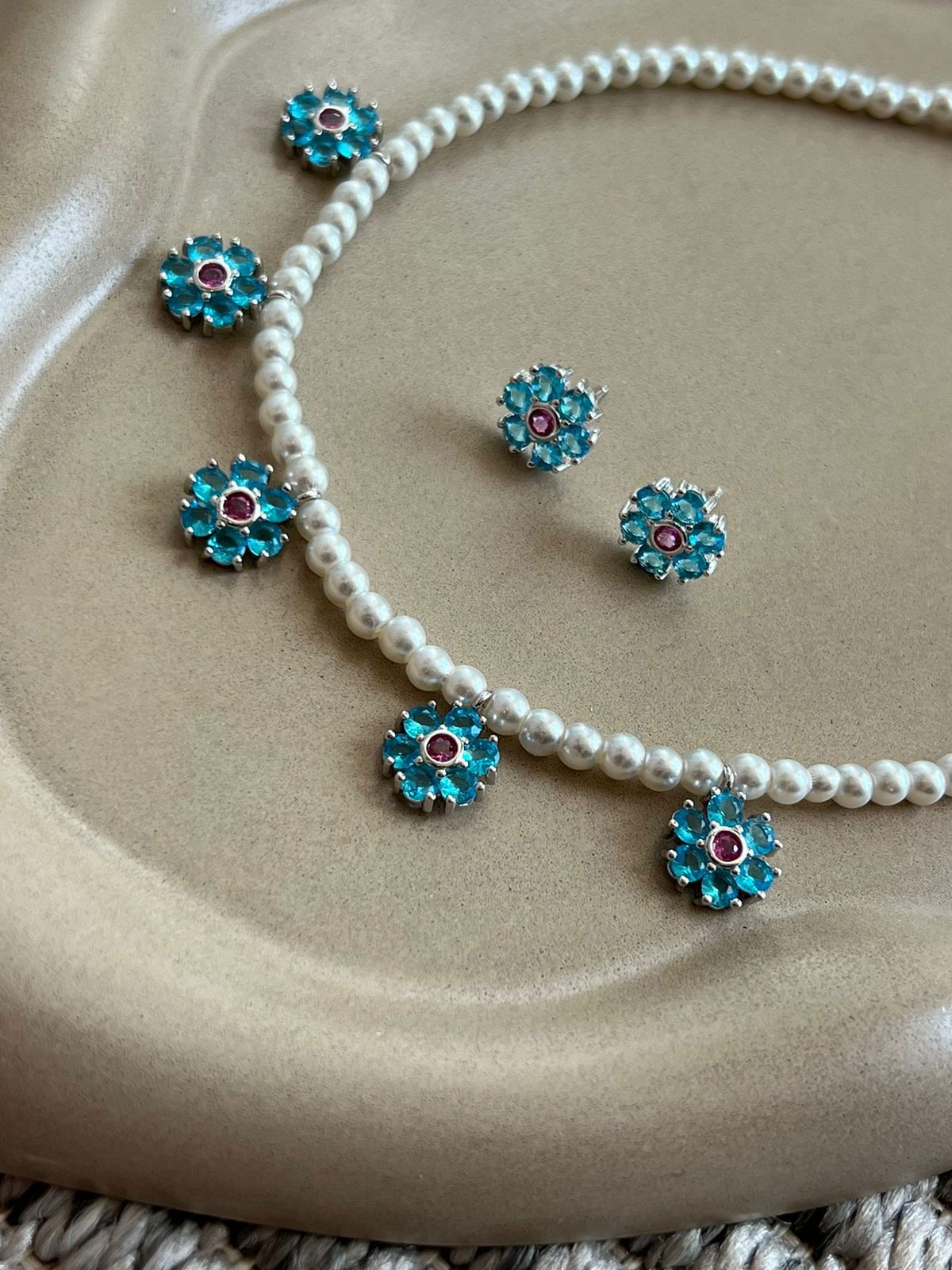 Conjunto Pérola com Flor Zircônia Azul e Pink em Banho de Ródio Branco