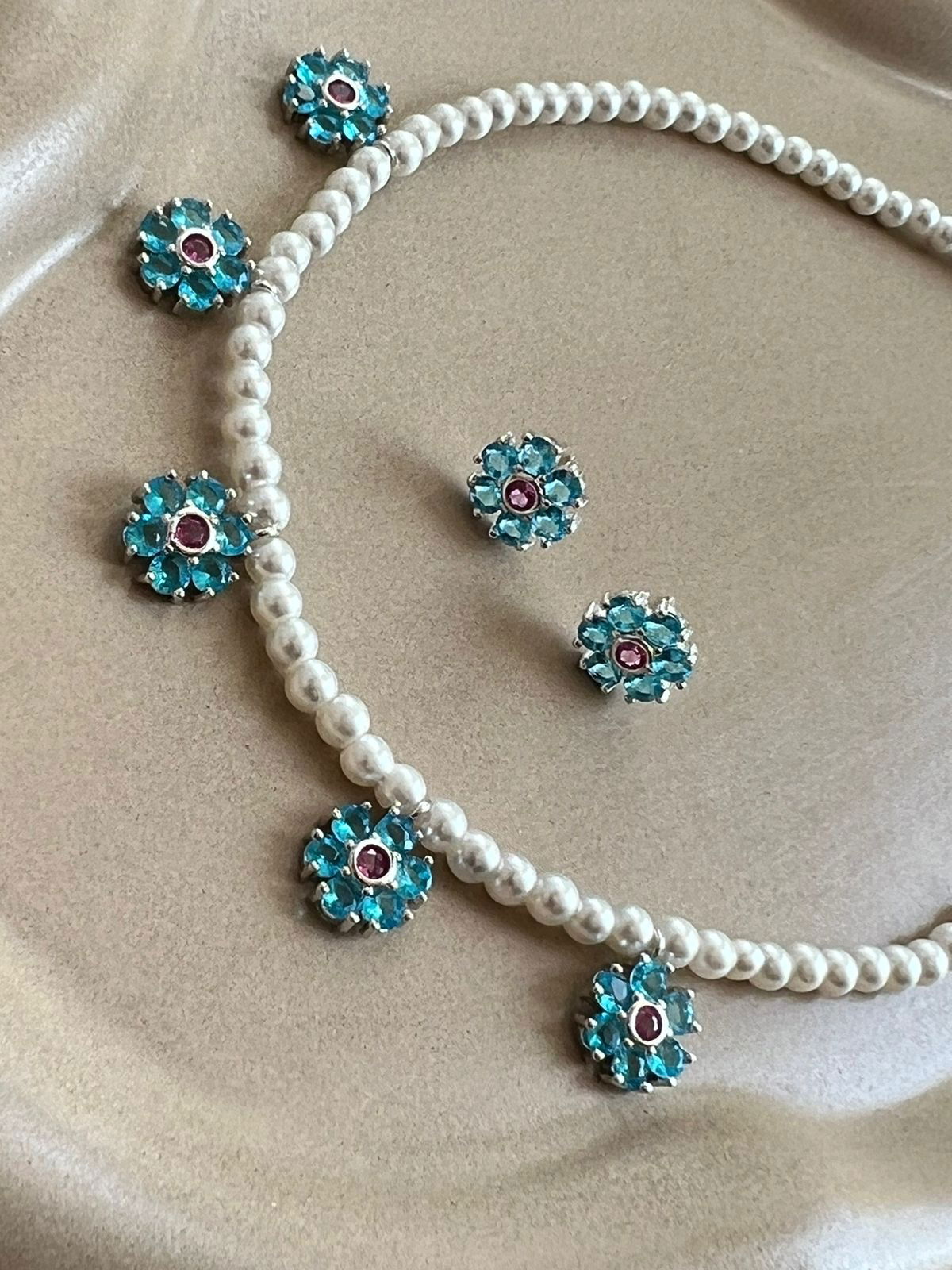 Conjunto Pérola com Flor Zircônia Azul e Pink em Banho de Ródio Branco