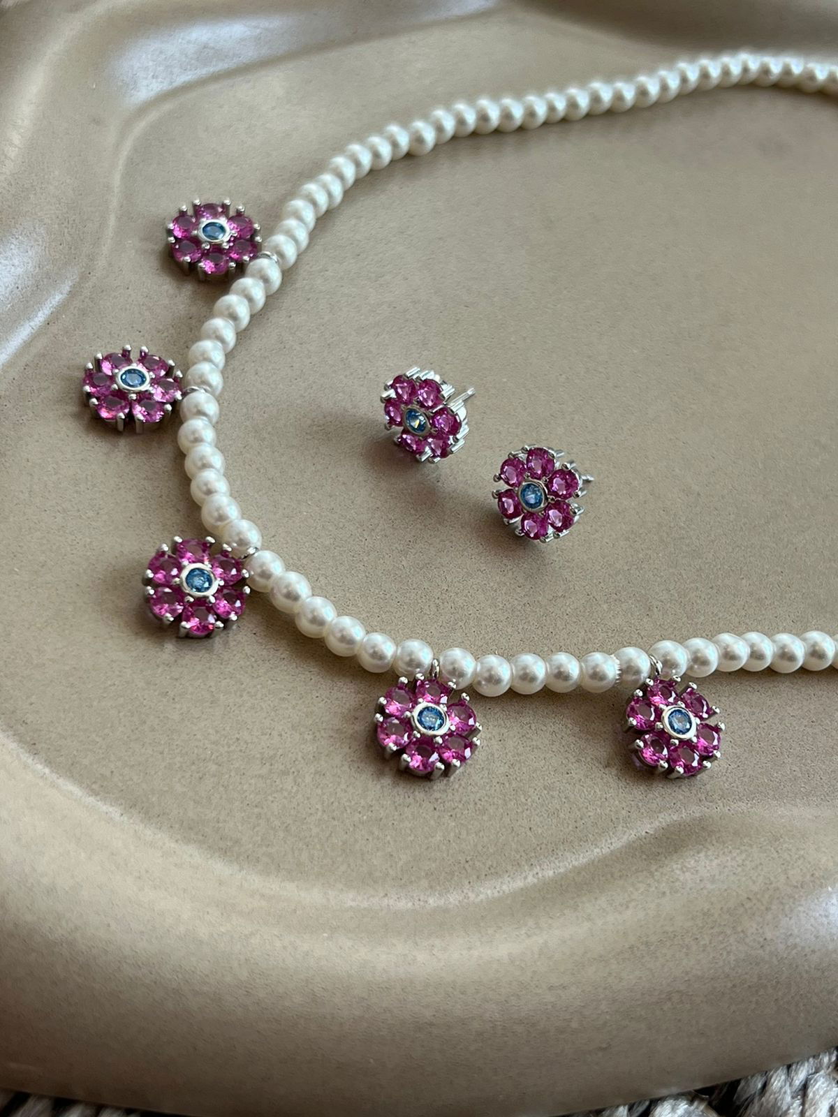 Conjunto Pérola com Flores Zircônia Pink e Azul em Banho de Ródio Branco
