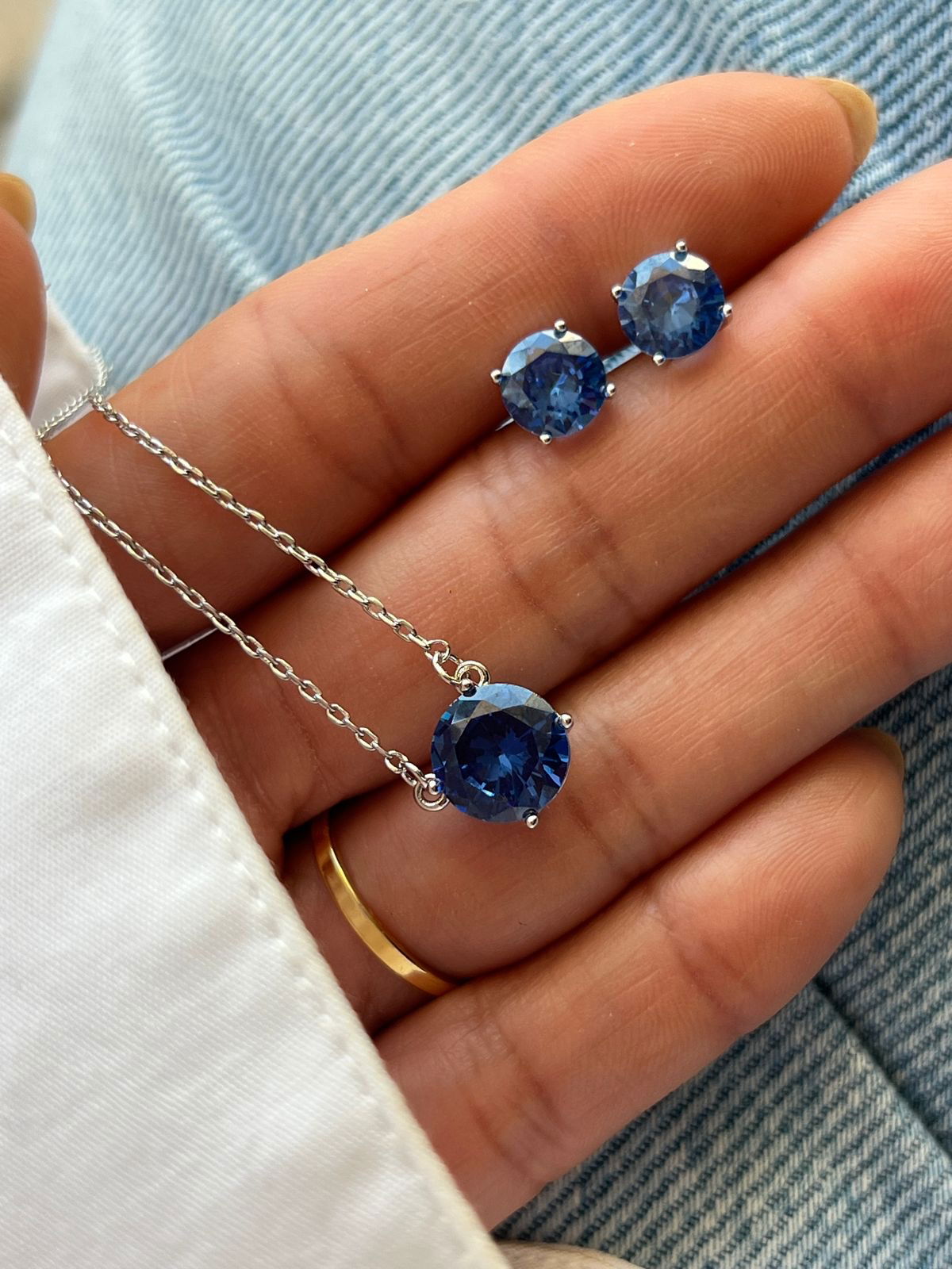 Conjunto Ponto de Luz com Zircônia Azul Safira em Banho de Ródio Branco