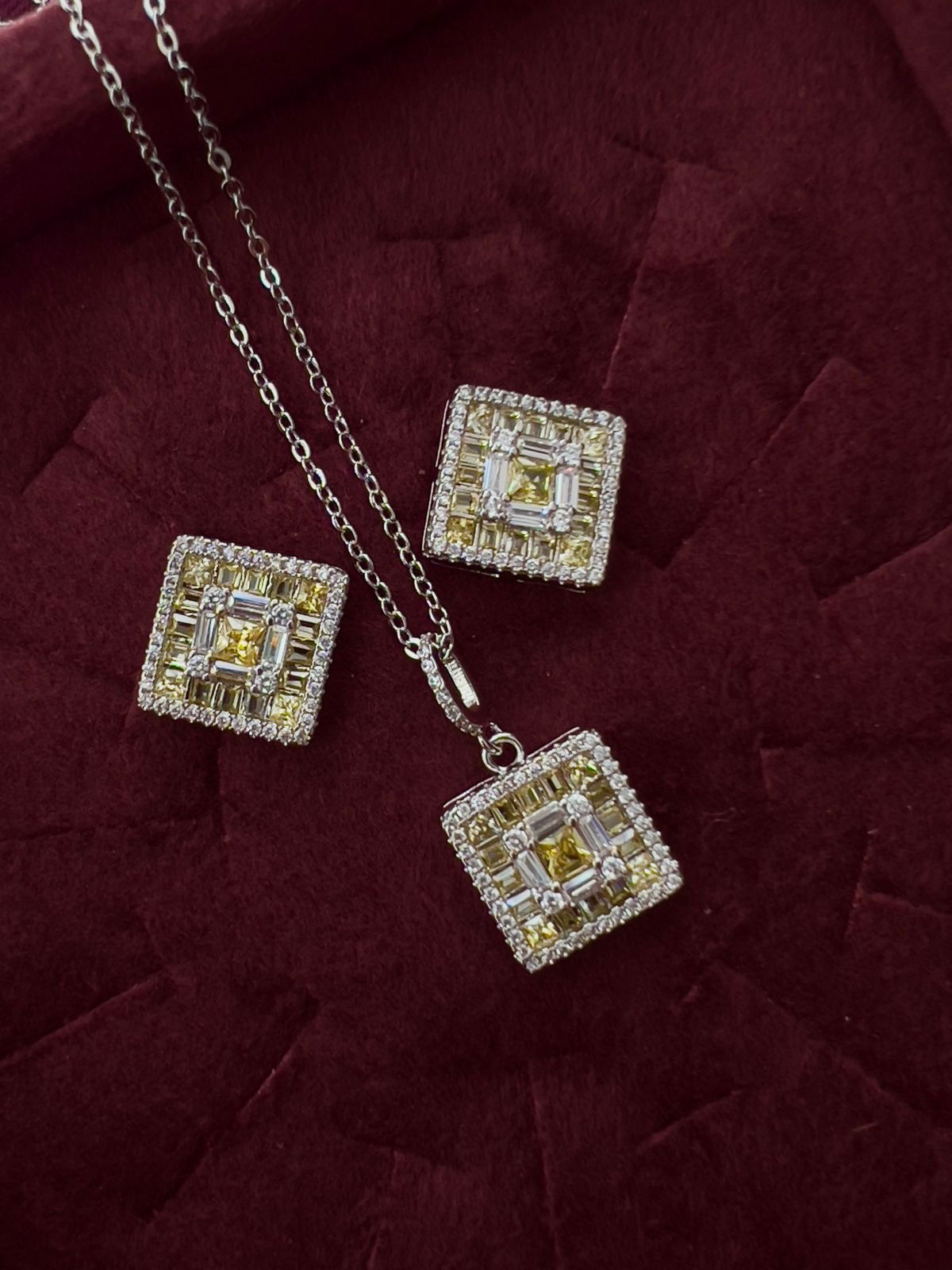 Conjunto Quadrado com Zircônia Cristal e Citrino em Banho de Ródio Branco