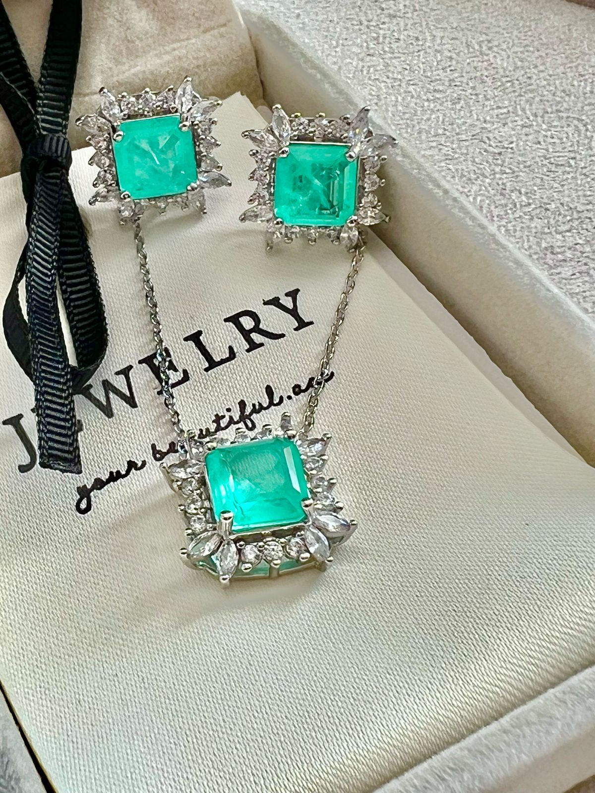 Conjunto Quadrado com Zircônia Cristal e Fusion Esmeralda Colombiana em Banho de Ródio Branco