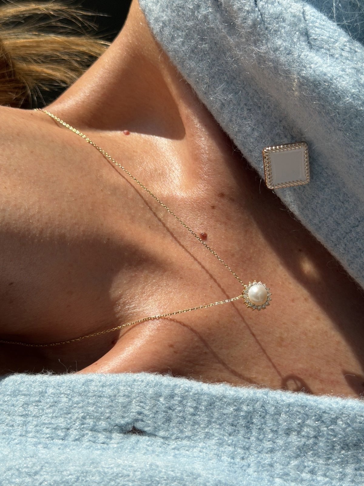 Conjunto Redondo com Pérola e Zircônia Cristal em Banho de Ouro