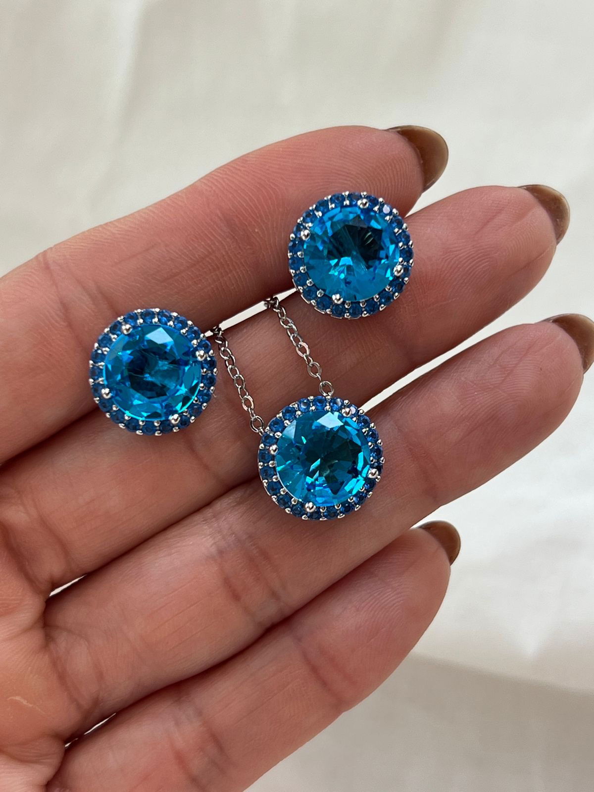 Conjunto Redondo com Zircônia Azul em Banho de Ródio Branco