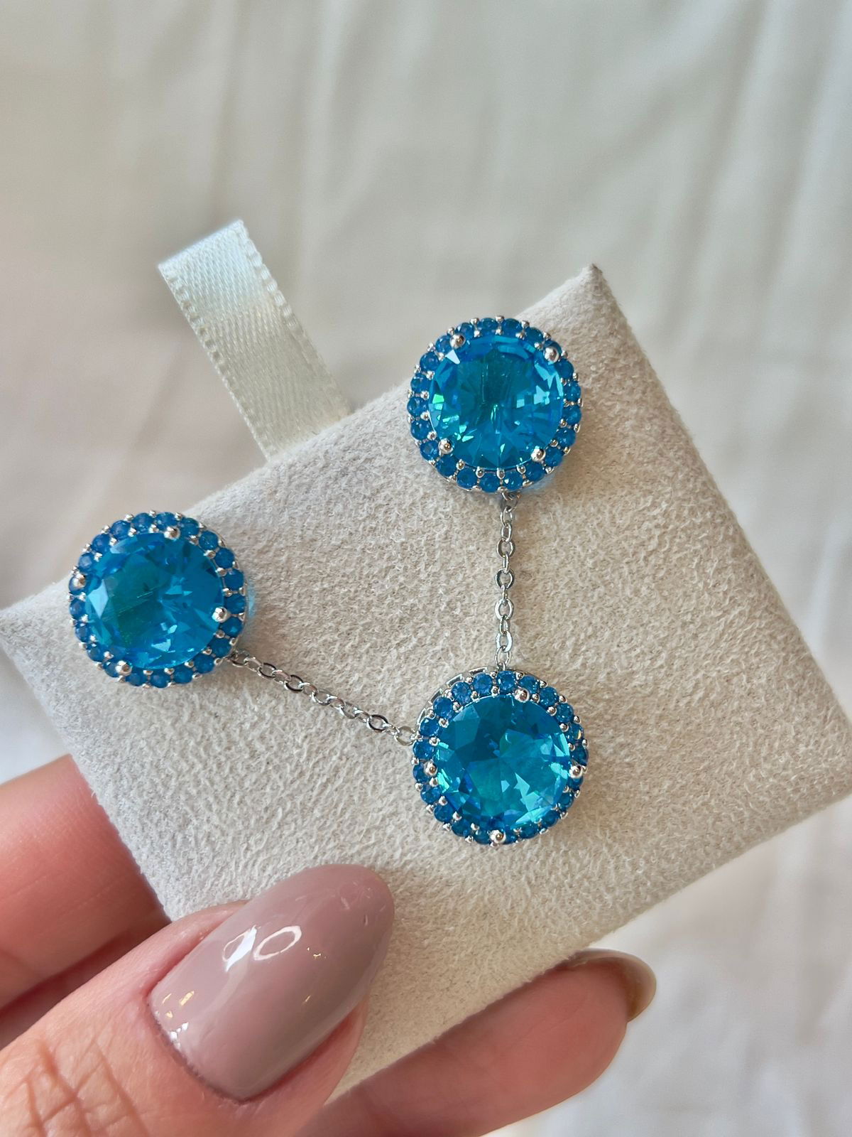 Conjunto Redondo com Zircônia Azul em Banho de Ródio Branco