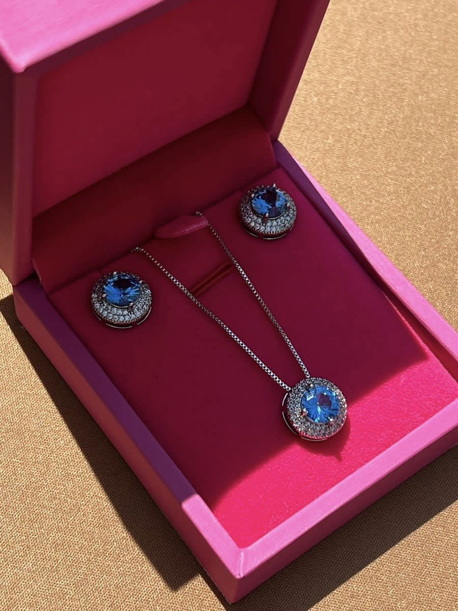 Conjunto Redondo com Zircônia Cristal e Espinélio Azul em Banho de Ródio Branco