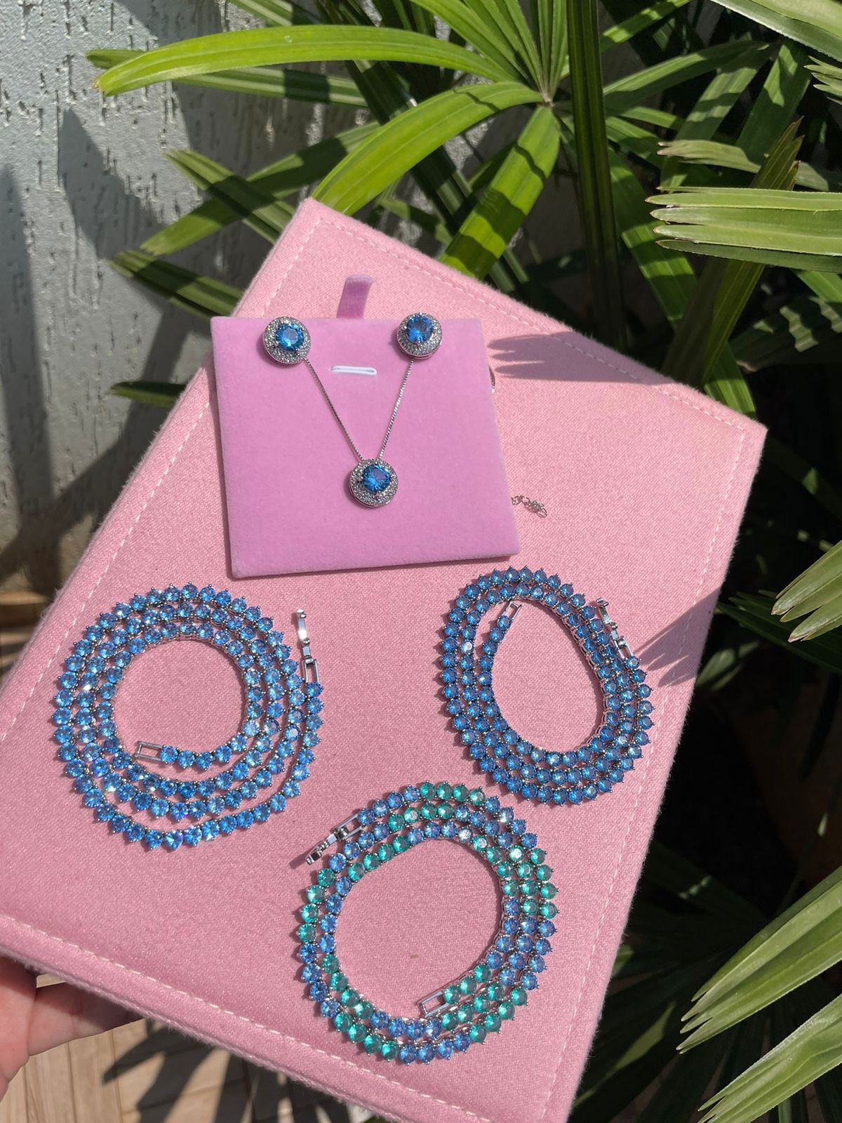 Conjunto Redondo com Zircônia Cristal e Espinélio Azul em Banho de Ródio Branco