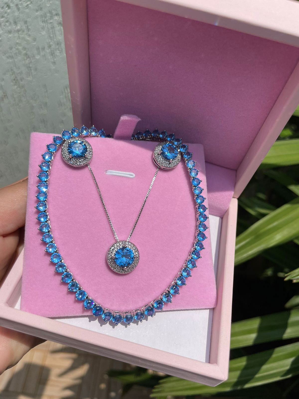 Conjunto Redondo com Zircônia Cristal e Espinélio Azul em Banho de Ródio Branco