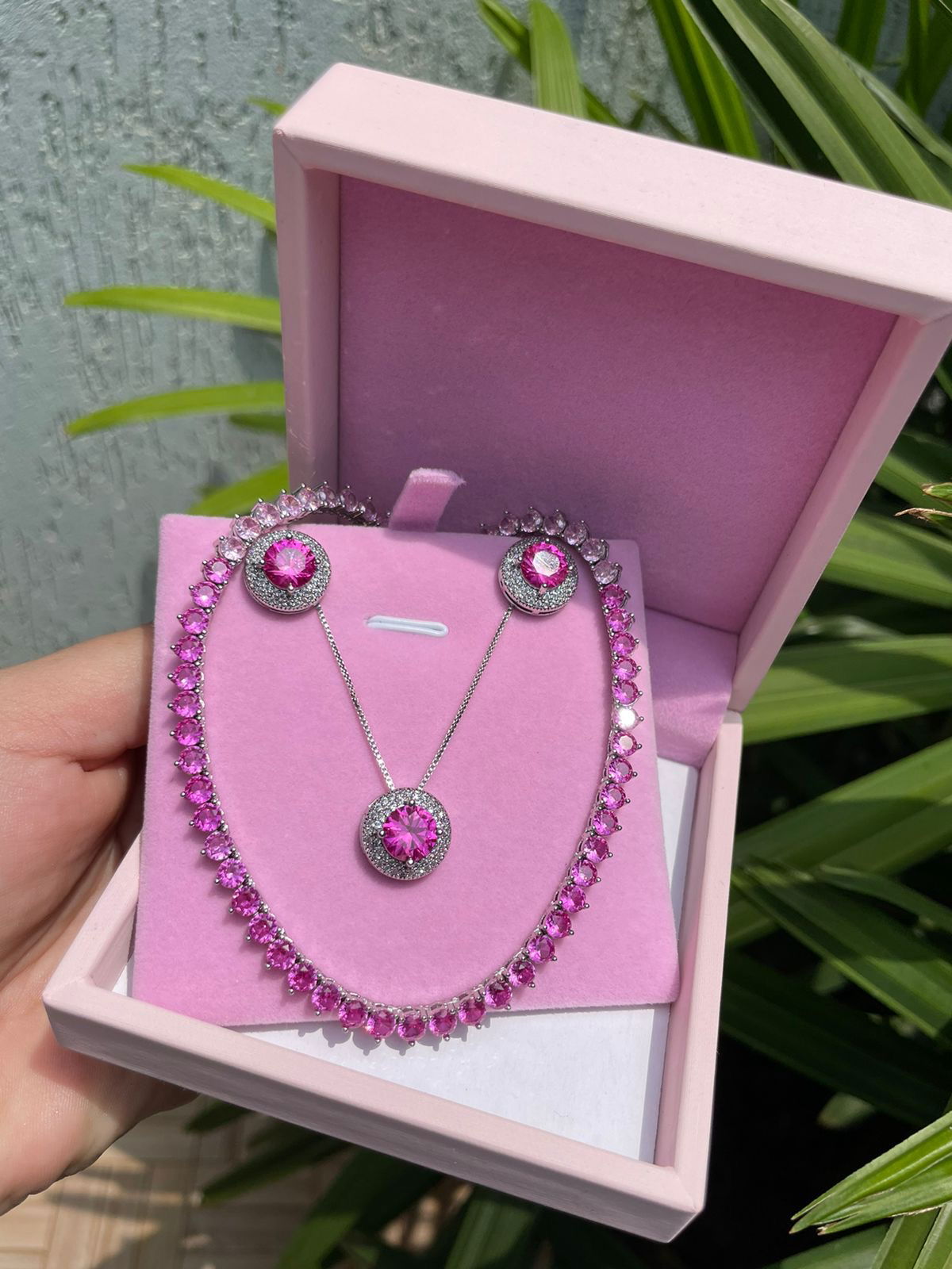 Conjunto Redondo com Zircônia Cristal e Espinélio Rubi em Banho de Ródio Branco