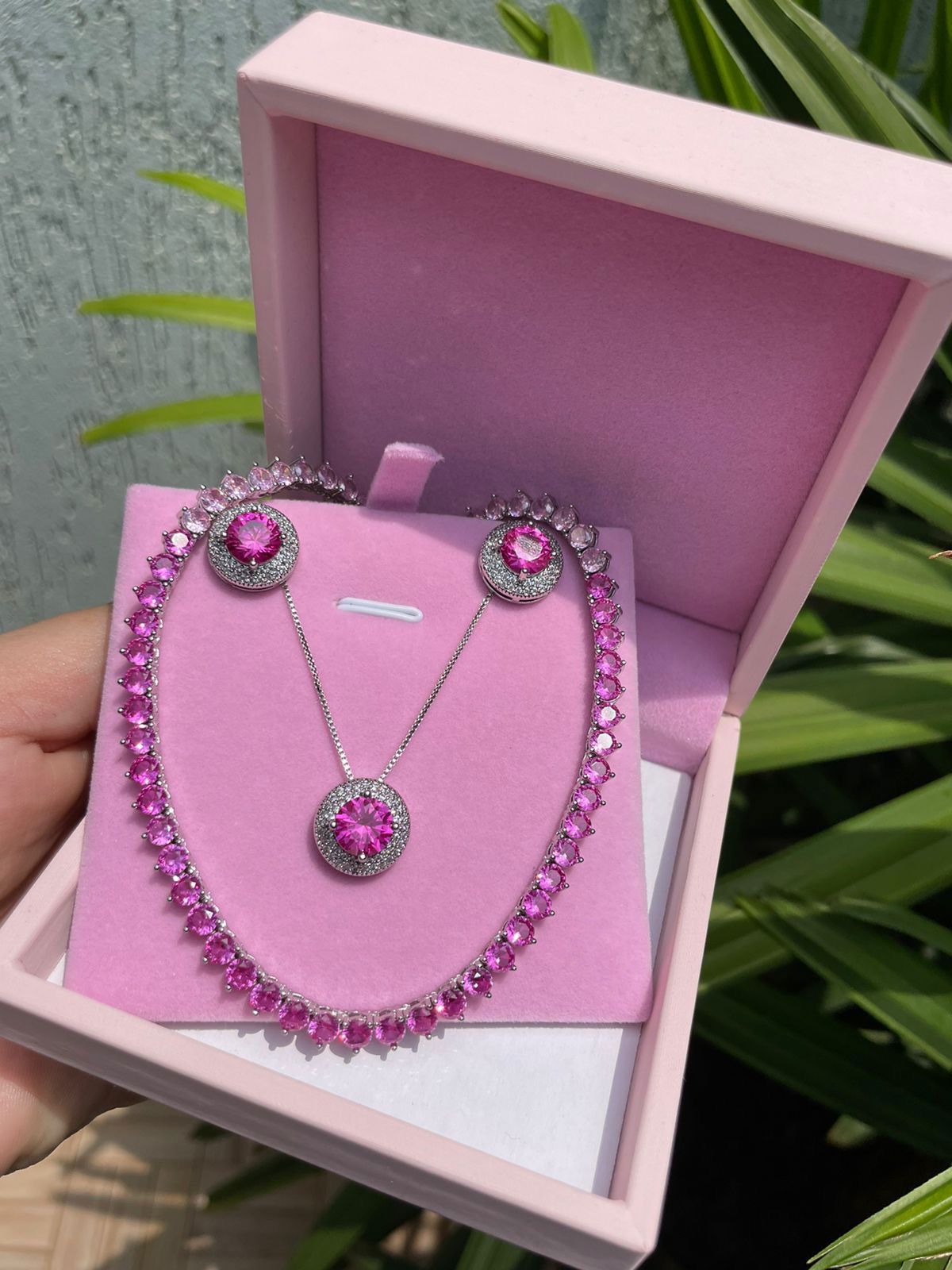 Conjunto Redondo com Zircônia Cristal e Espinélio Rubi em Banho de Ródio Branco